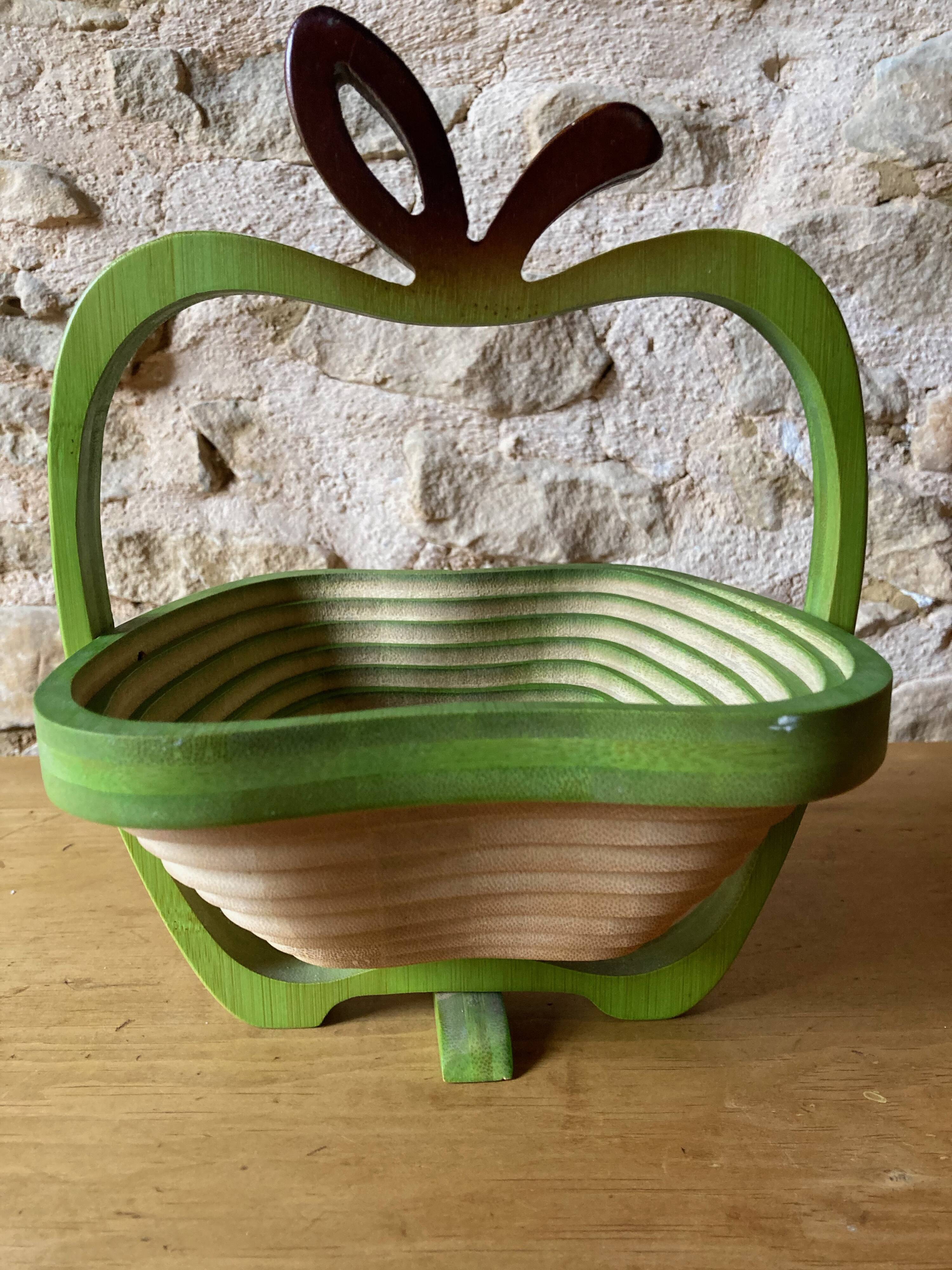 Apple-shaped fruit basket or trivet