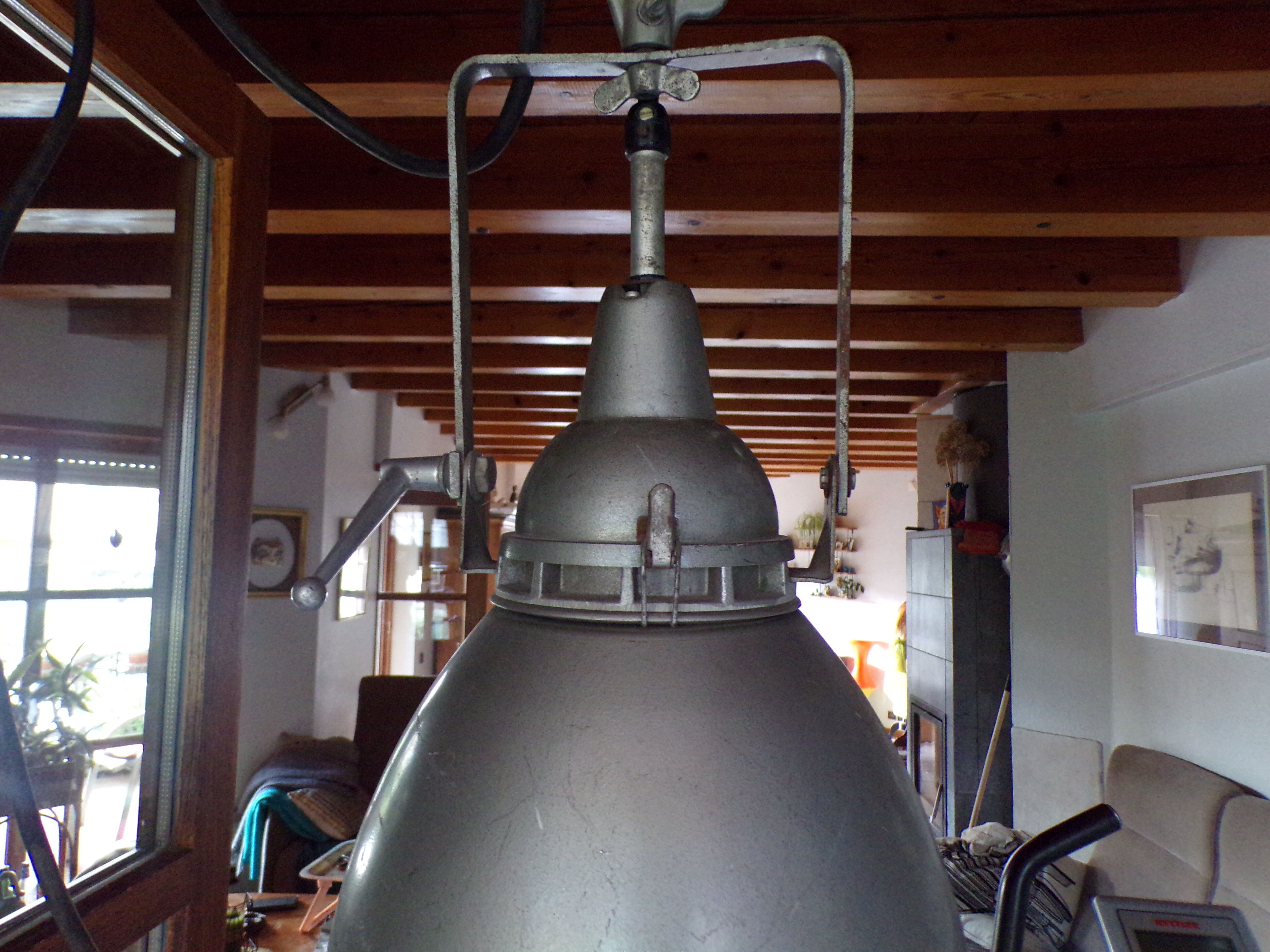 Industrial workshop lamp suspension