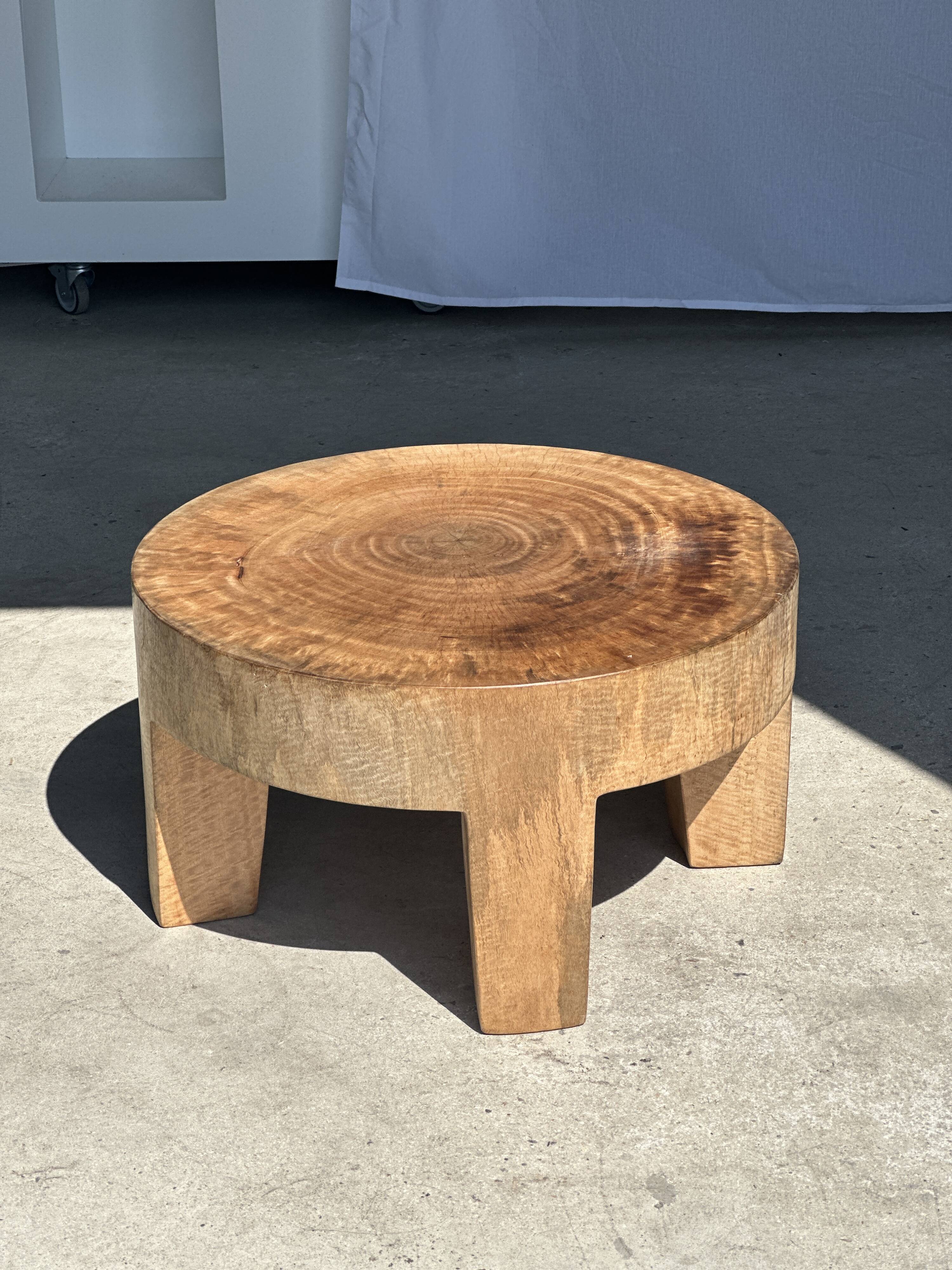 Quadripod coffee table in solid wood monoxyl natural color (dark)