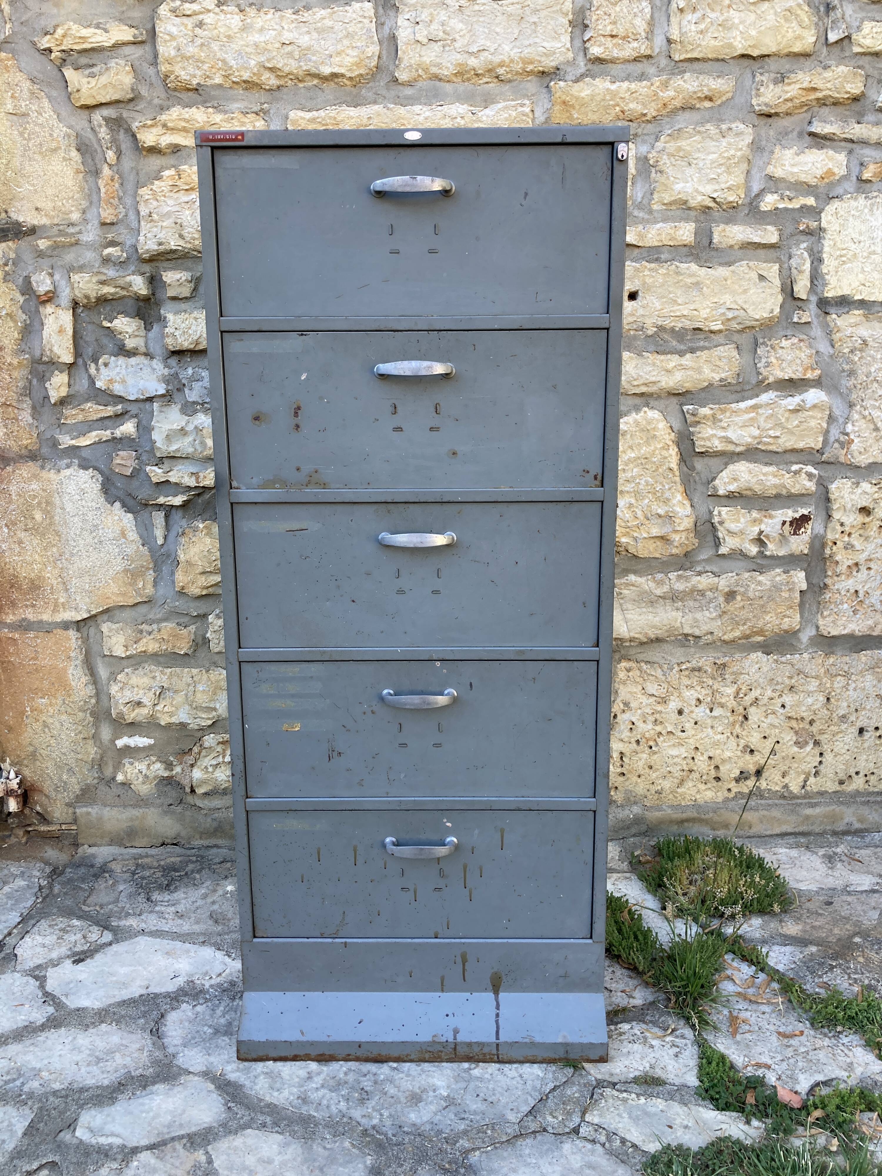 Metal workshop furniture with valves