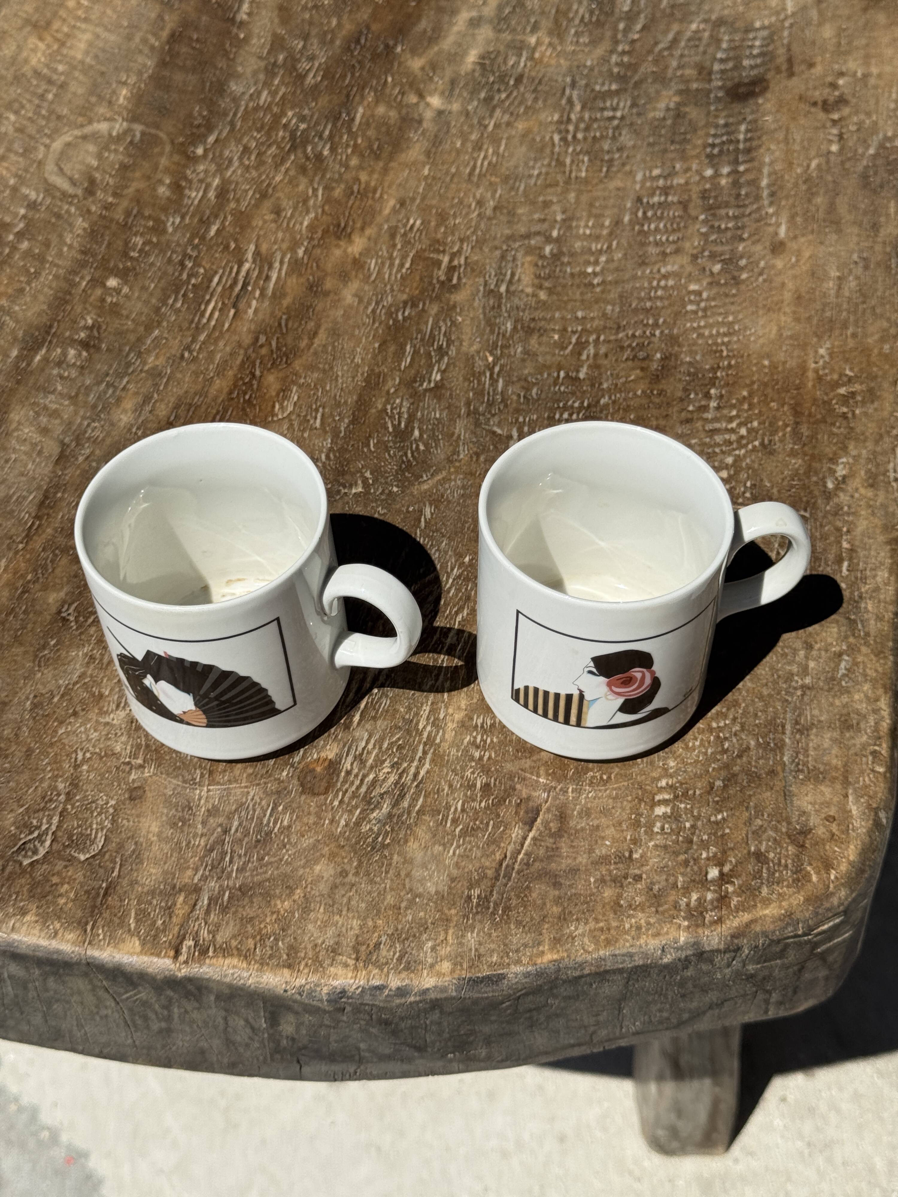 Pair of mugs with stylized Italian women motifs