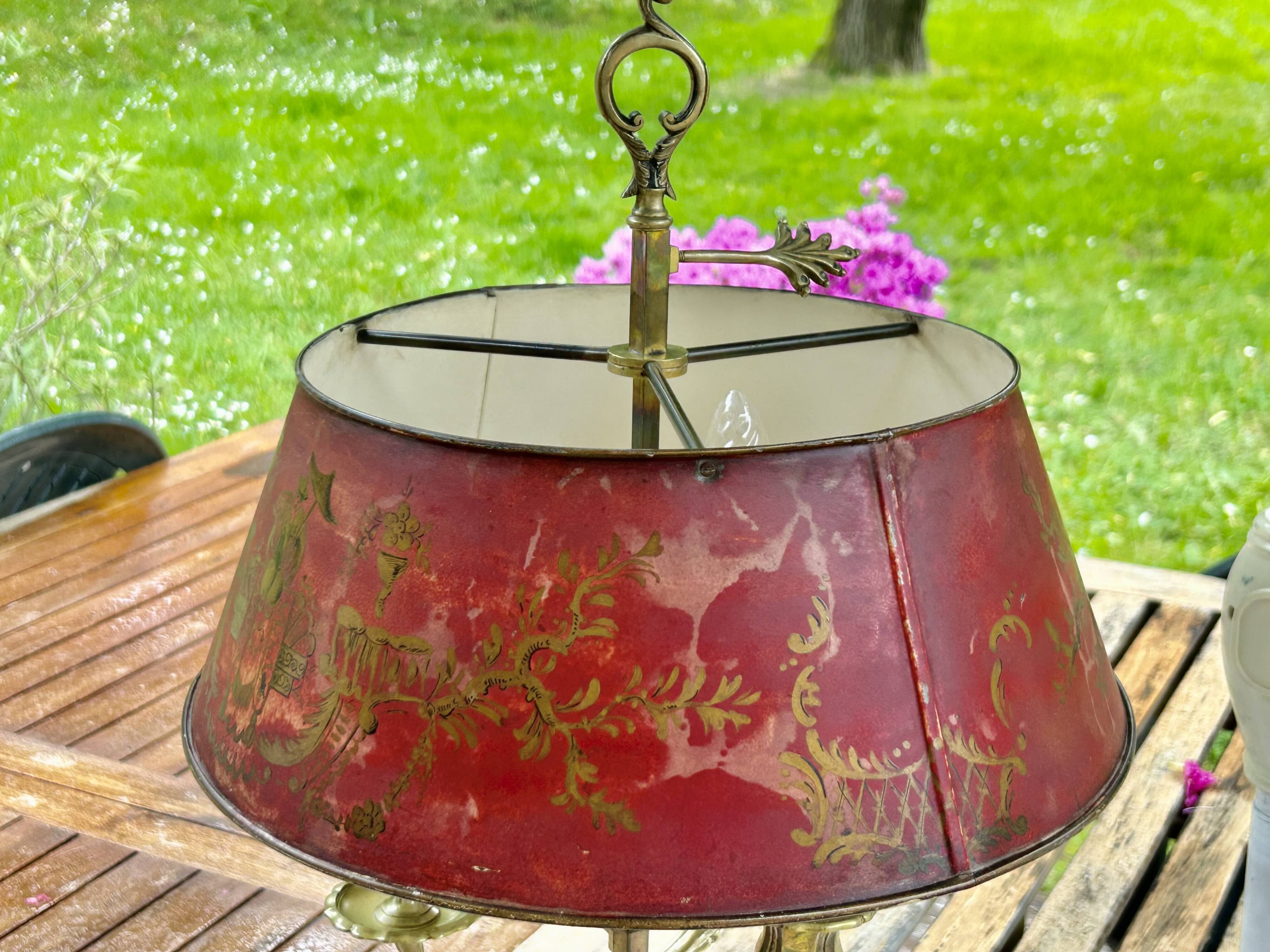 Bronze-gilt bouillotte lamp XIXth century with a tin shade featuring Japonese decoration.