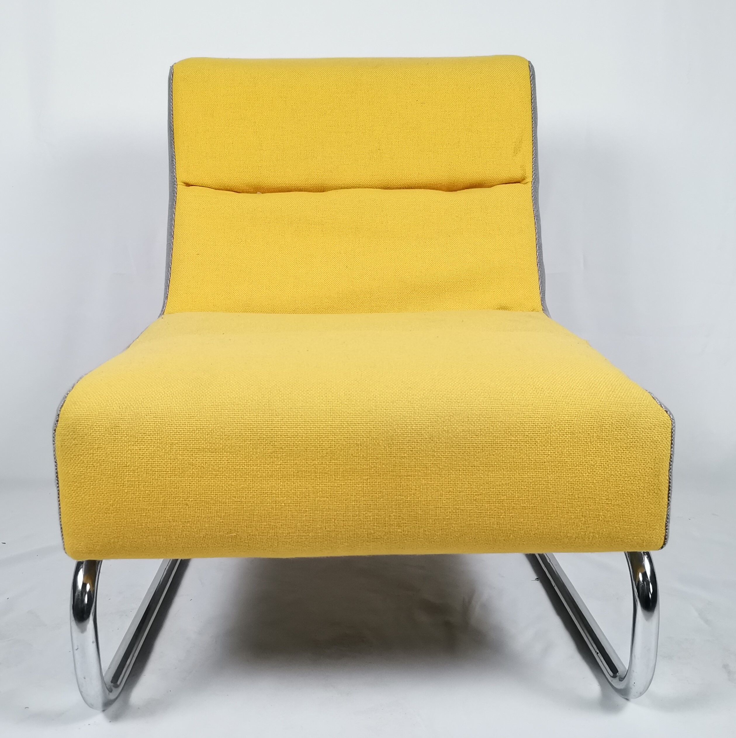 Chauffeuse L en tissu gris et jaune sur piétement chromé vers 1980