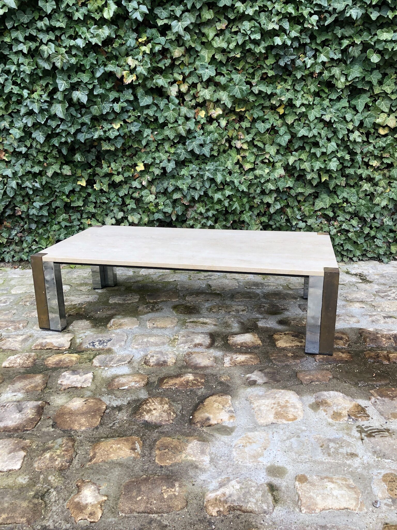 Table basse en travertin avec pieds bicolores