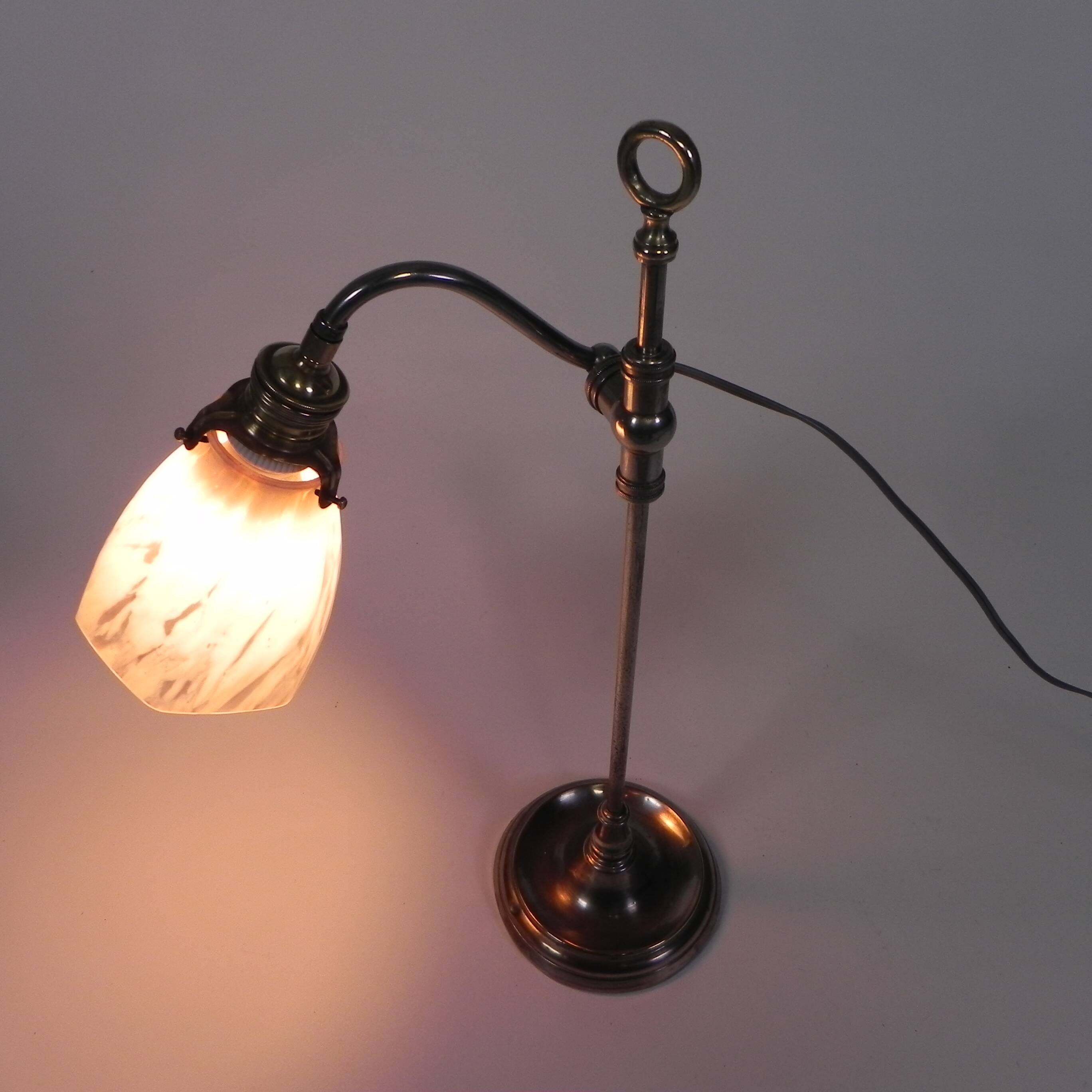 Lampe de bureau française avec abat-jour en verre, réglable, années 1930
