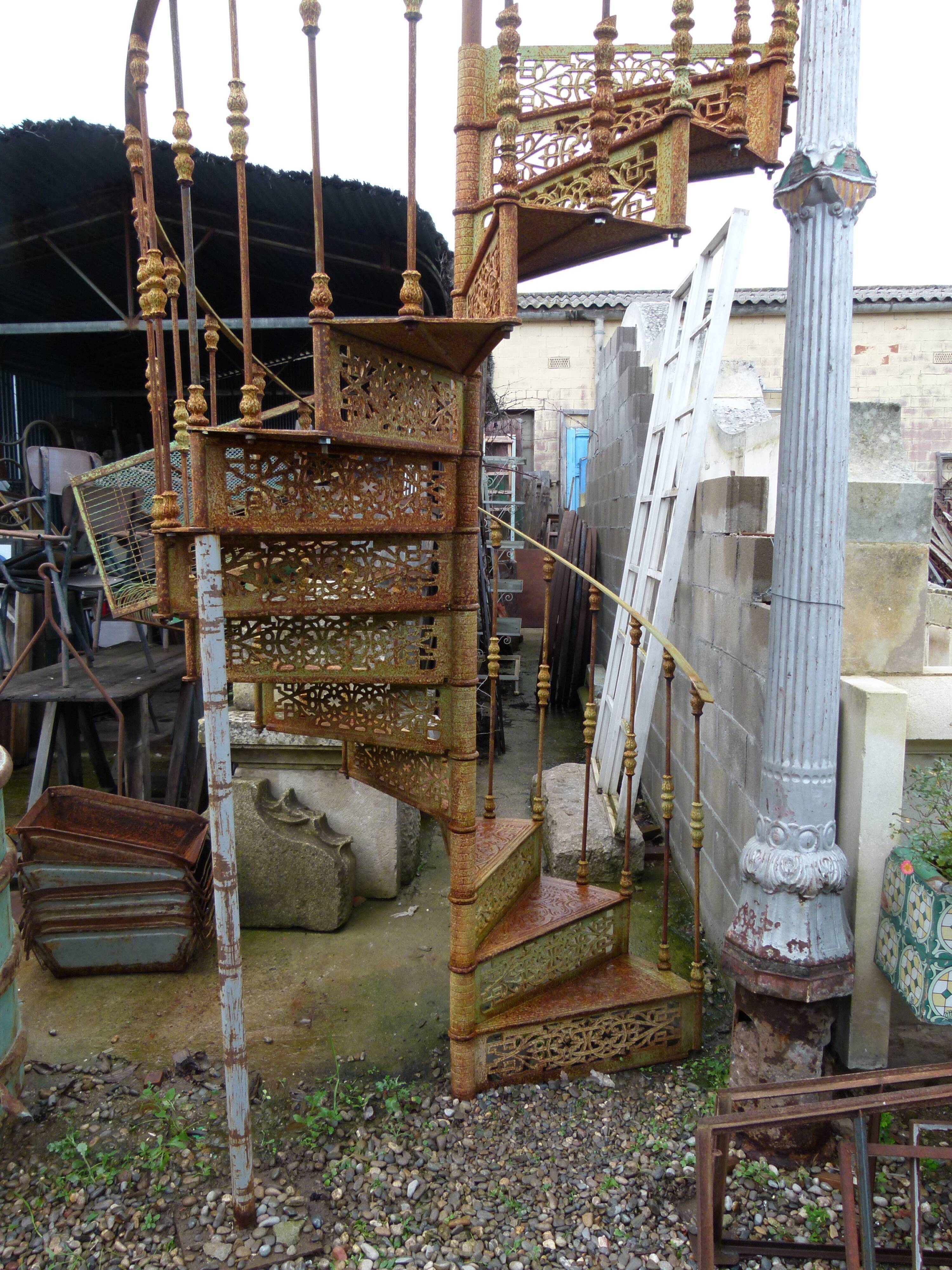 XXeme iron-cast spiral staircase