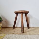 Tabouret tripode ancien en bois brutaliste - art populaire