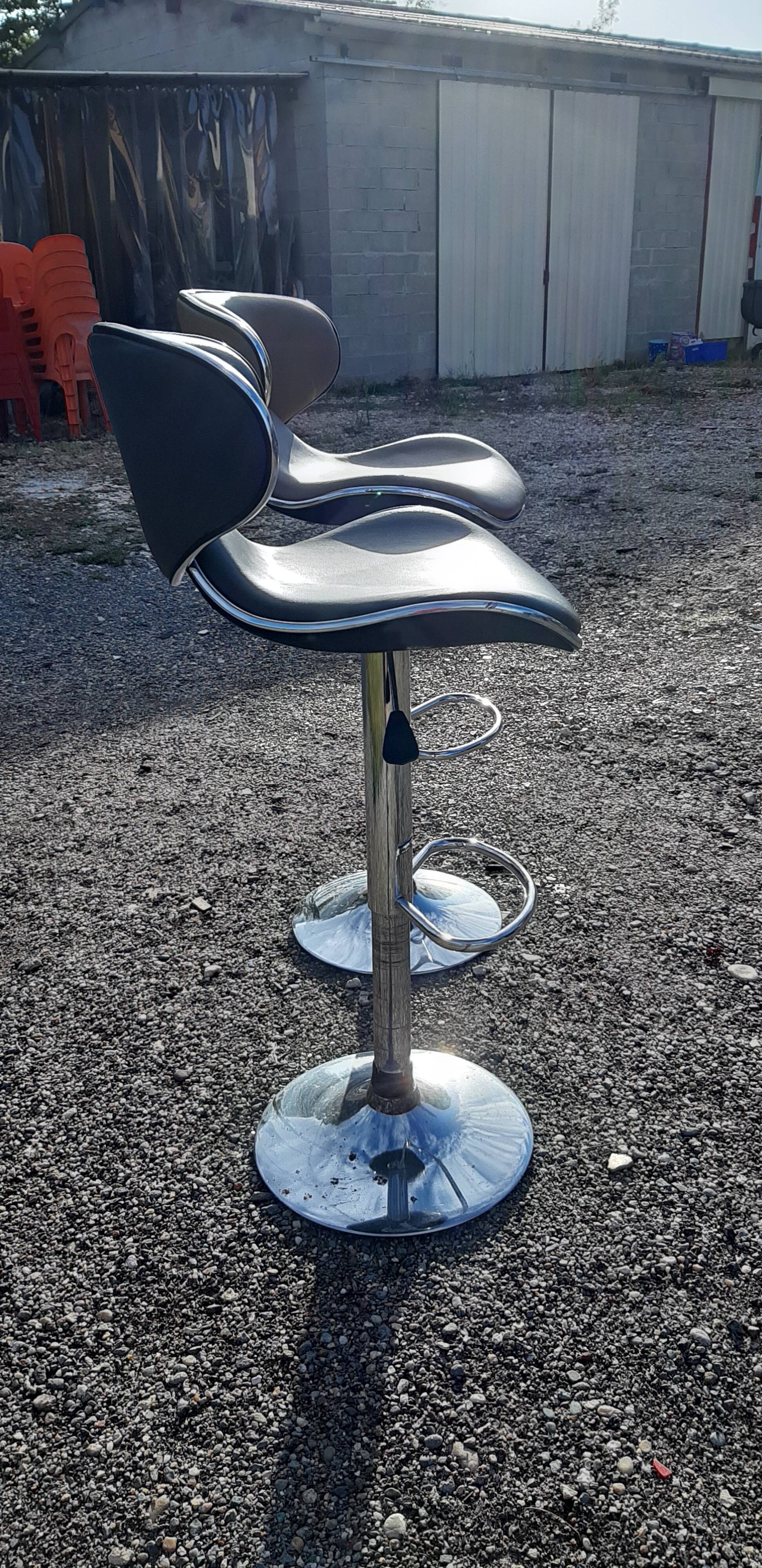 Paire de tabourets de bar vintage chrome et skai