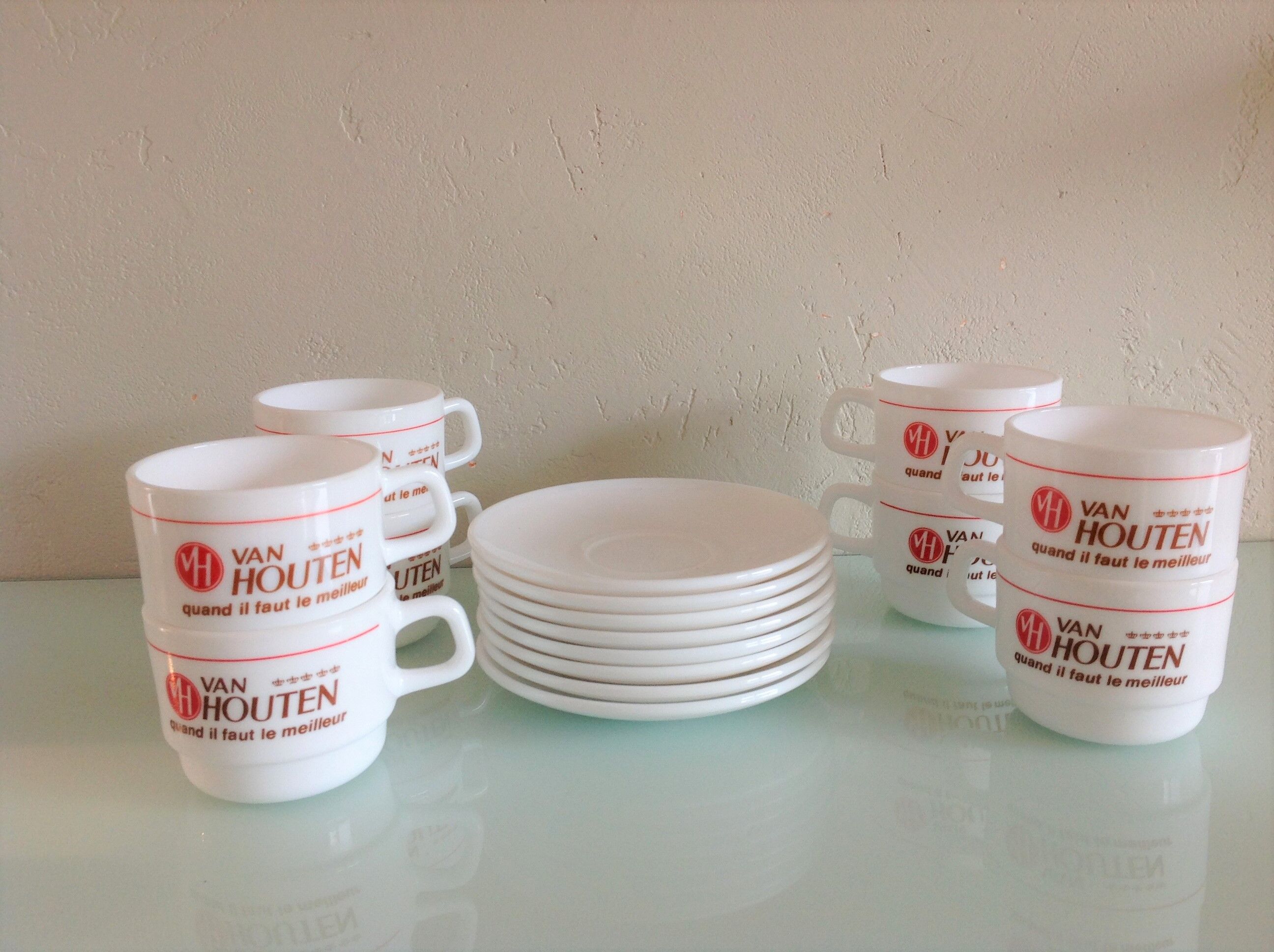 Suite de huit tasses à chocolat Van Houten en Arcopal / vintage années 70