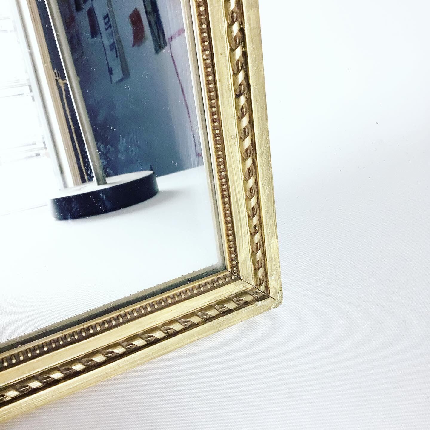 Golden rectangular mirror 43x54cm