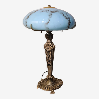 Lampe art nouveau 1900 a 30  pied en régule signé et jolie abat jour en opaline  bleu marbré 37x23
