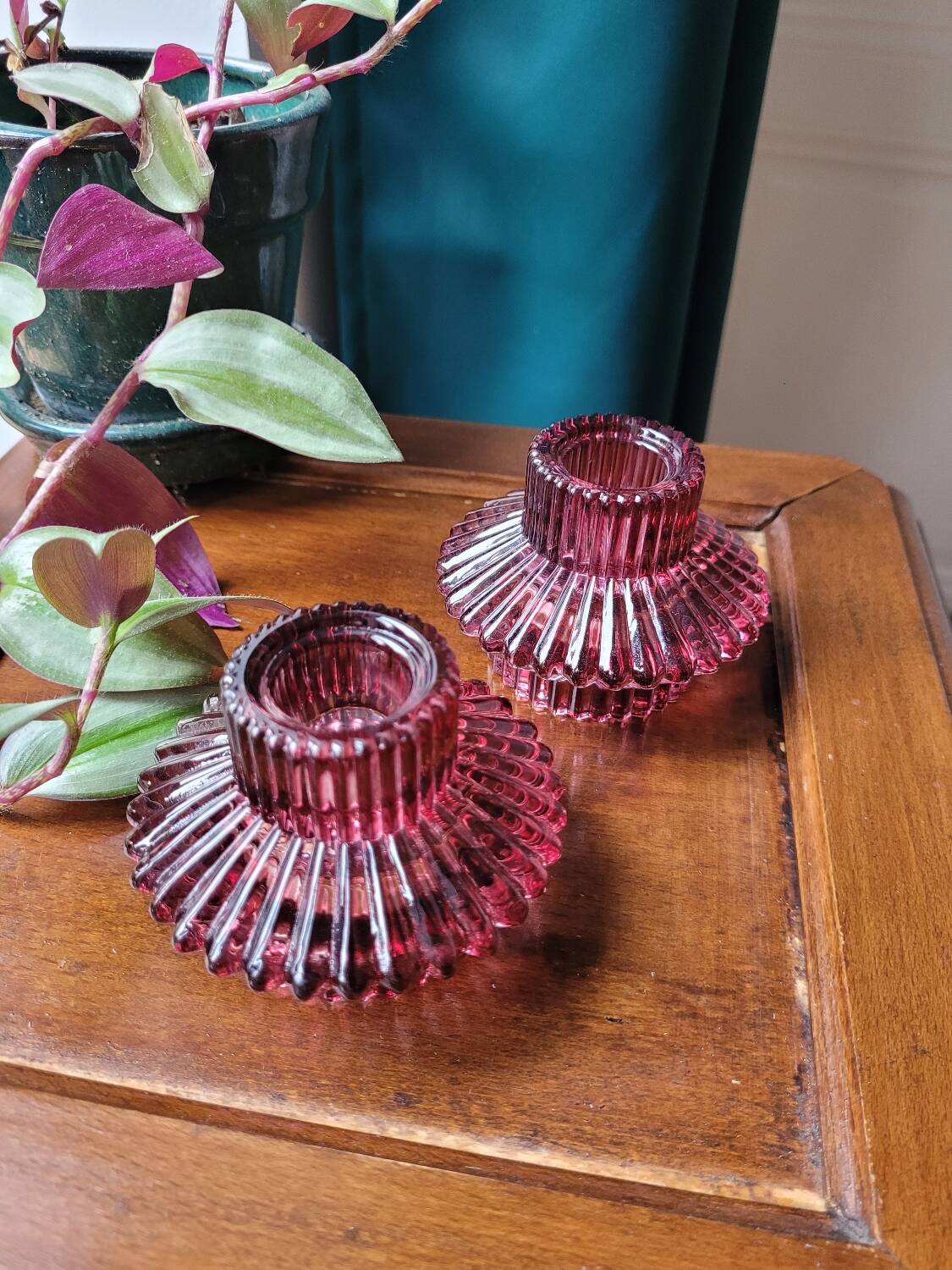 Lot de 2 bougeoirs en verre violet