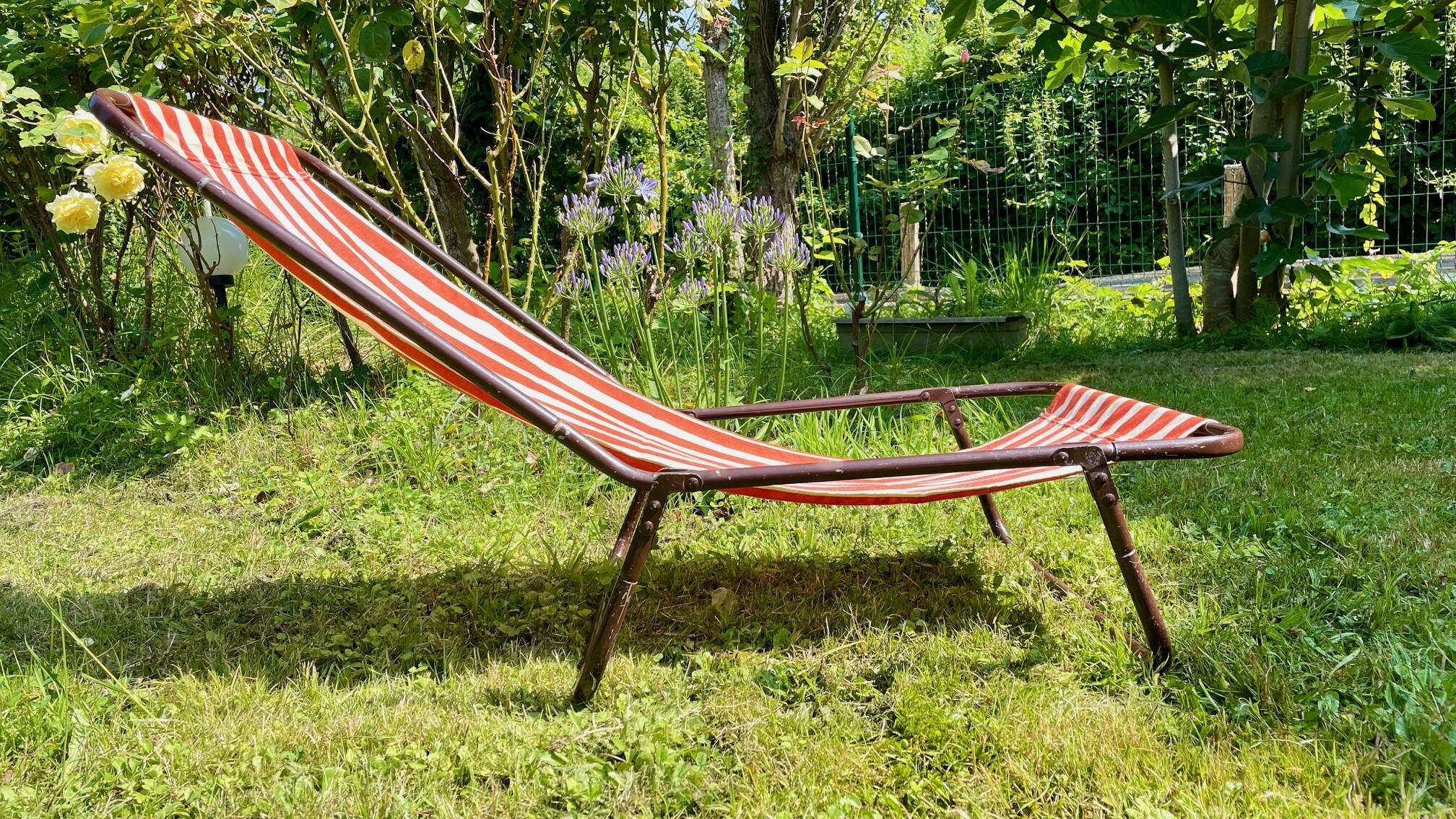 Vintage foldable nomadic deckchair