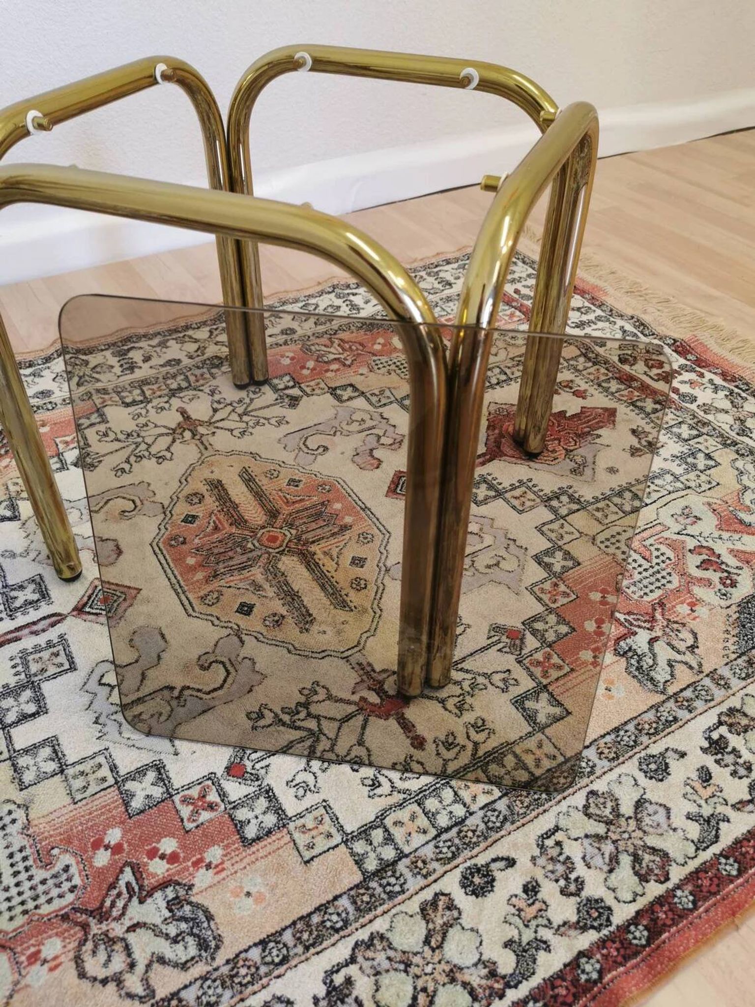 Table basse italienne vintage : laiton et verre fumé, style moderne du milieu du siècle