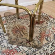 Table basse italienne vintage : laiton et verre fumé, style moderne du milieu du siècle