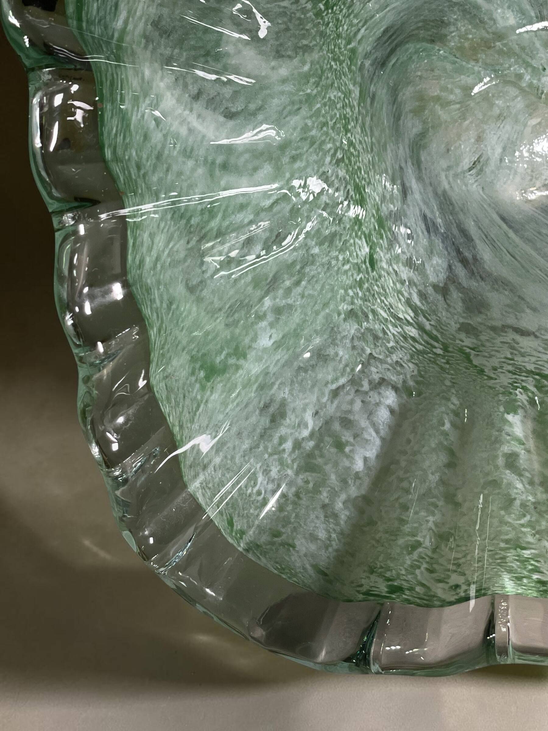 Centrepiece bowl LA MERIDIANA in blown glass on a silver pedestal.
