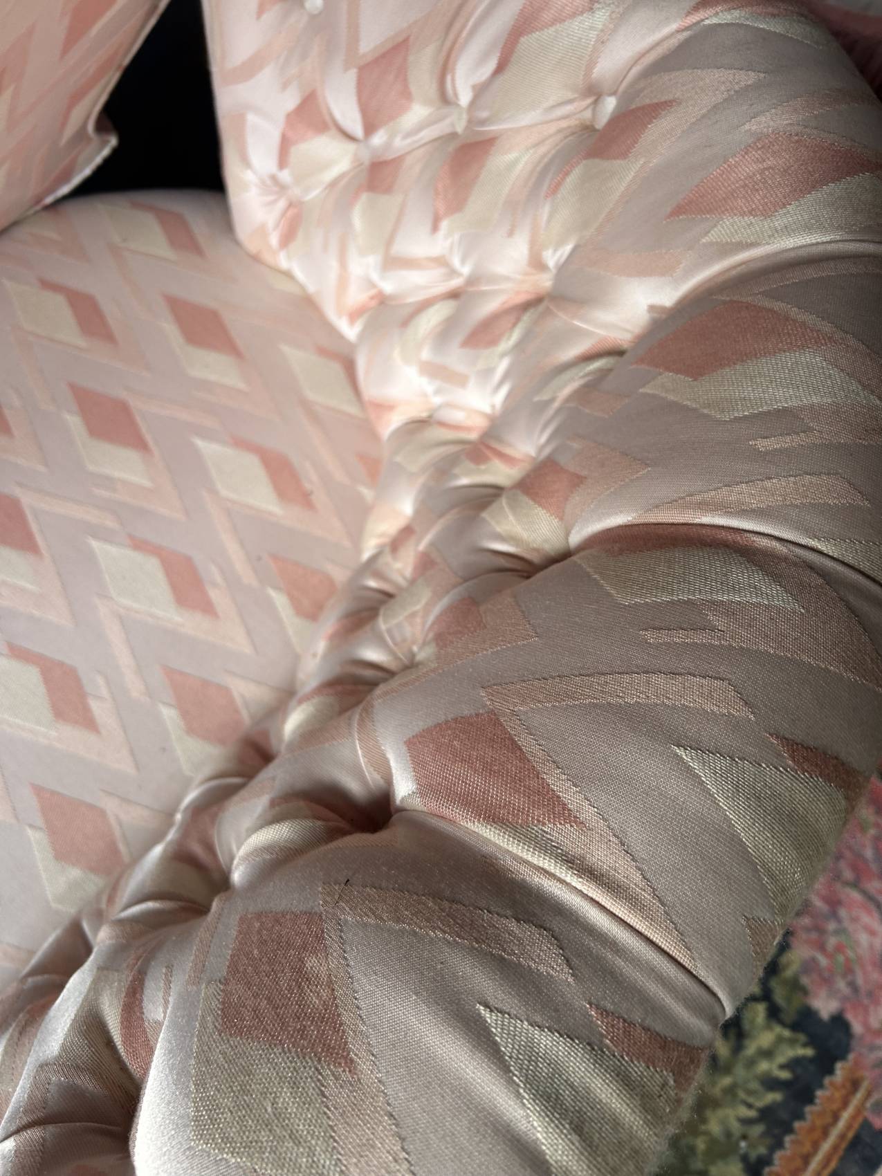 Small vintage 2-seater sofa from the 70s in Hollywood Regency style, satin pink.