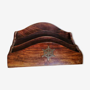 Trieur carries old mail in rosewood from India