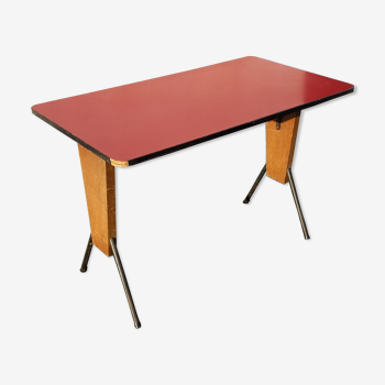 Table bistrot plateau en formica rouge pieds compas en acier noir