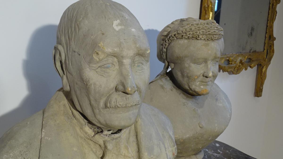 Pair of busts popular art nineteenth earthen terracotta