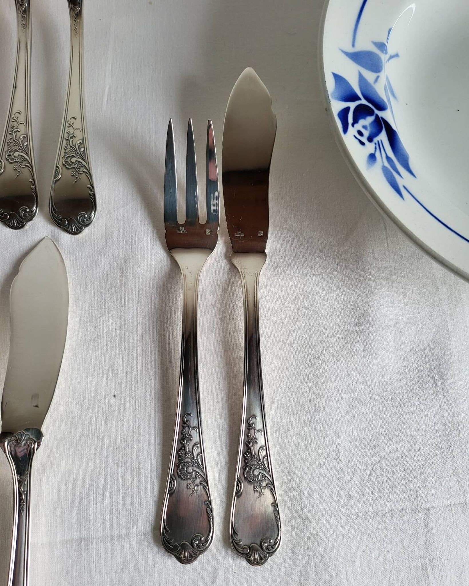 12 silver-plated metal fish cutlery pieces by Guildar, 24 pieces.