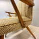 Une paire de chaises vintage avec des rayures