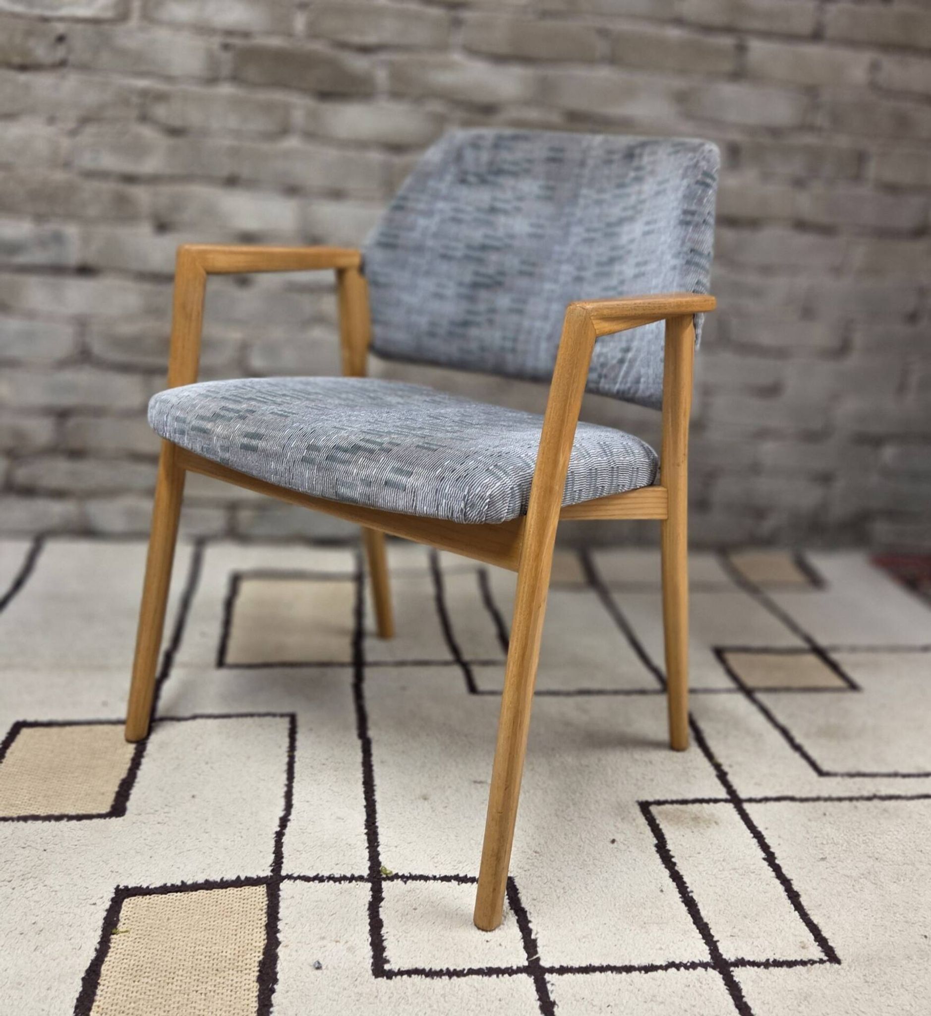 Vintage armchair from the 60s/70s in wood and grey fabric – with armrests.