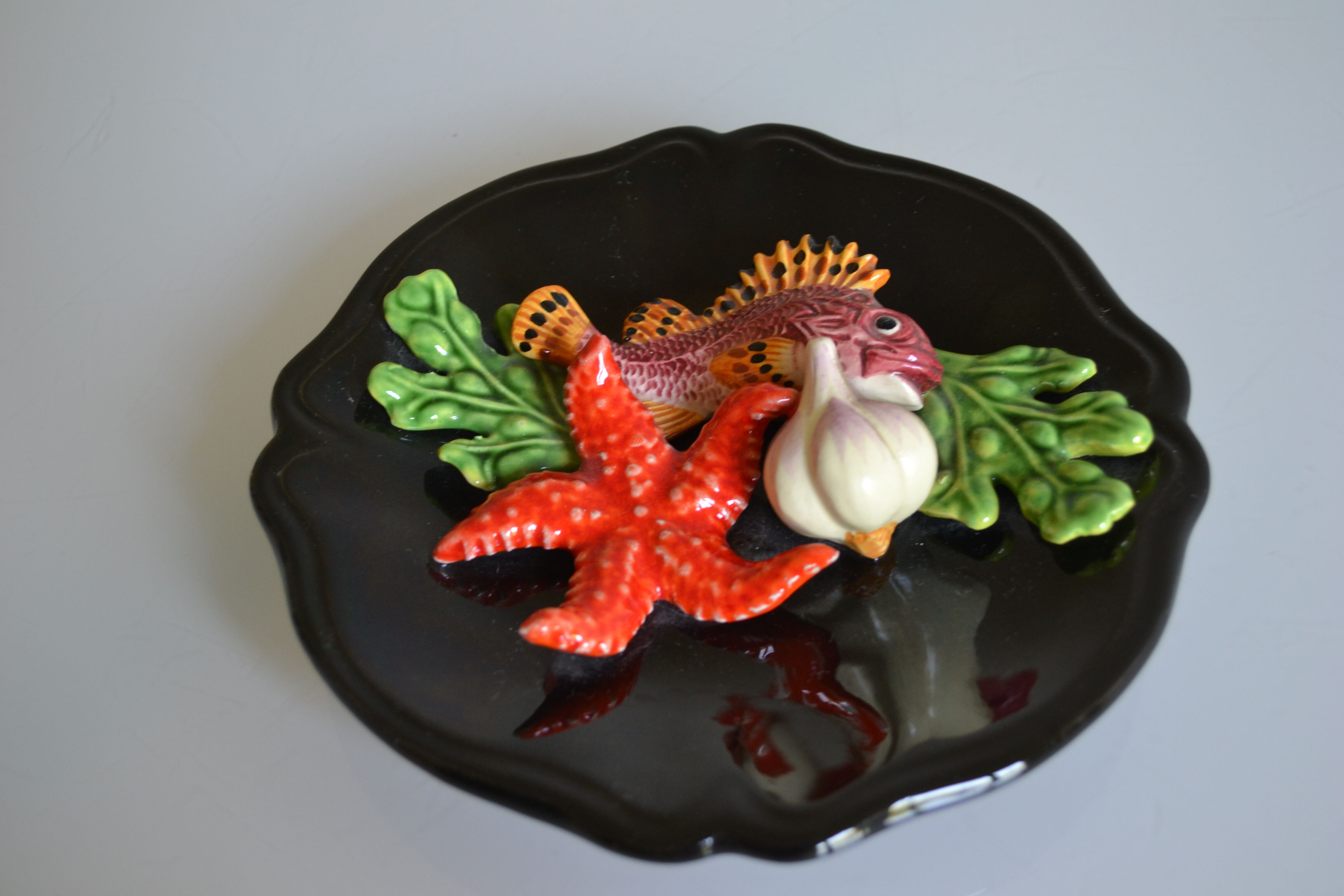 Assiette Vallauris 60's barbotine poisson