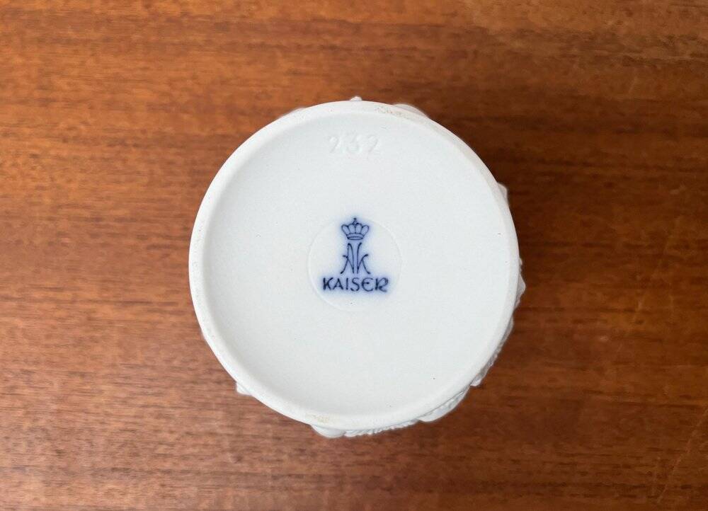 German mid-century white porcelain box with lid and shell motif by Kaiser, 1960s.