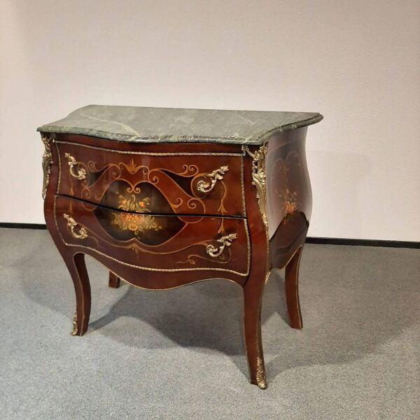 Commode bombée de style français dans le style Louis XV