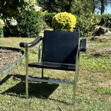 Paire de fauteuils en cuir et acier