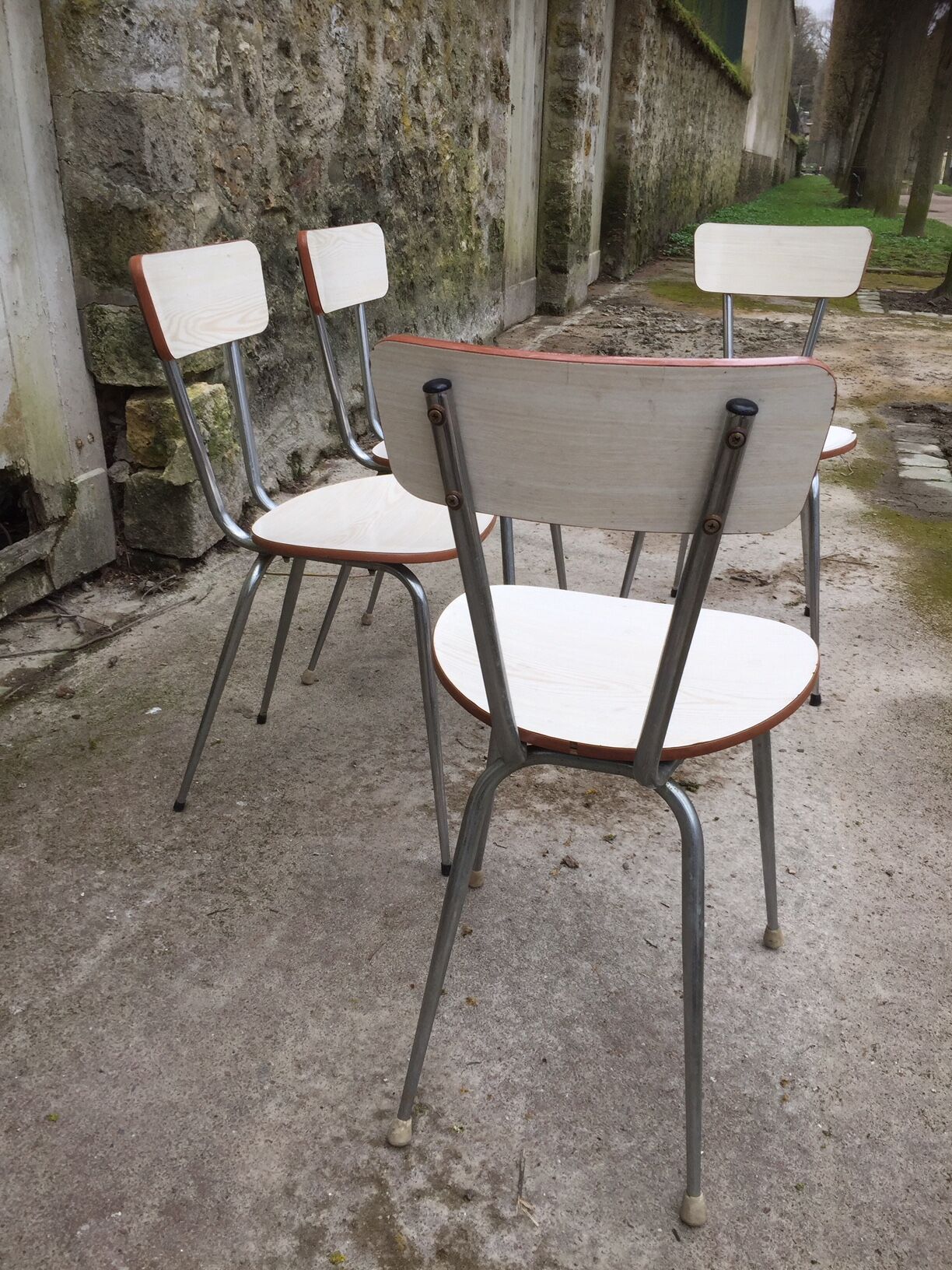 Lot of 4 white chairs