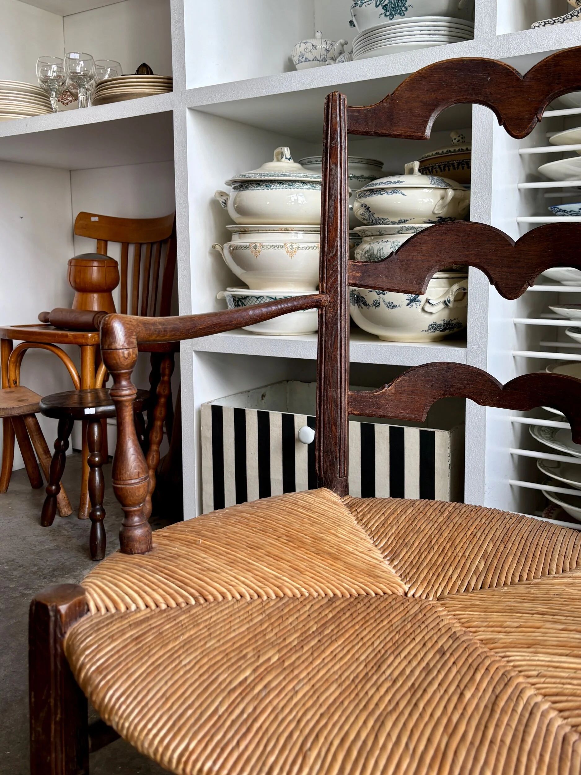 Nanny chair in dark wood and straw