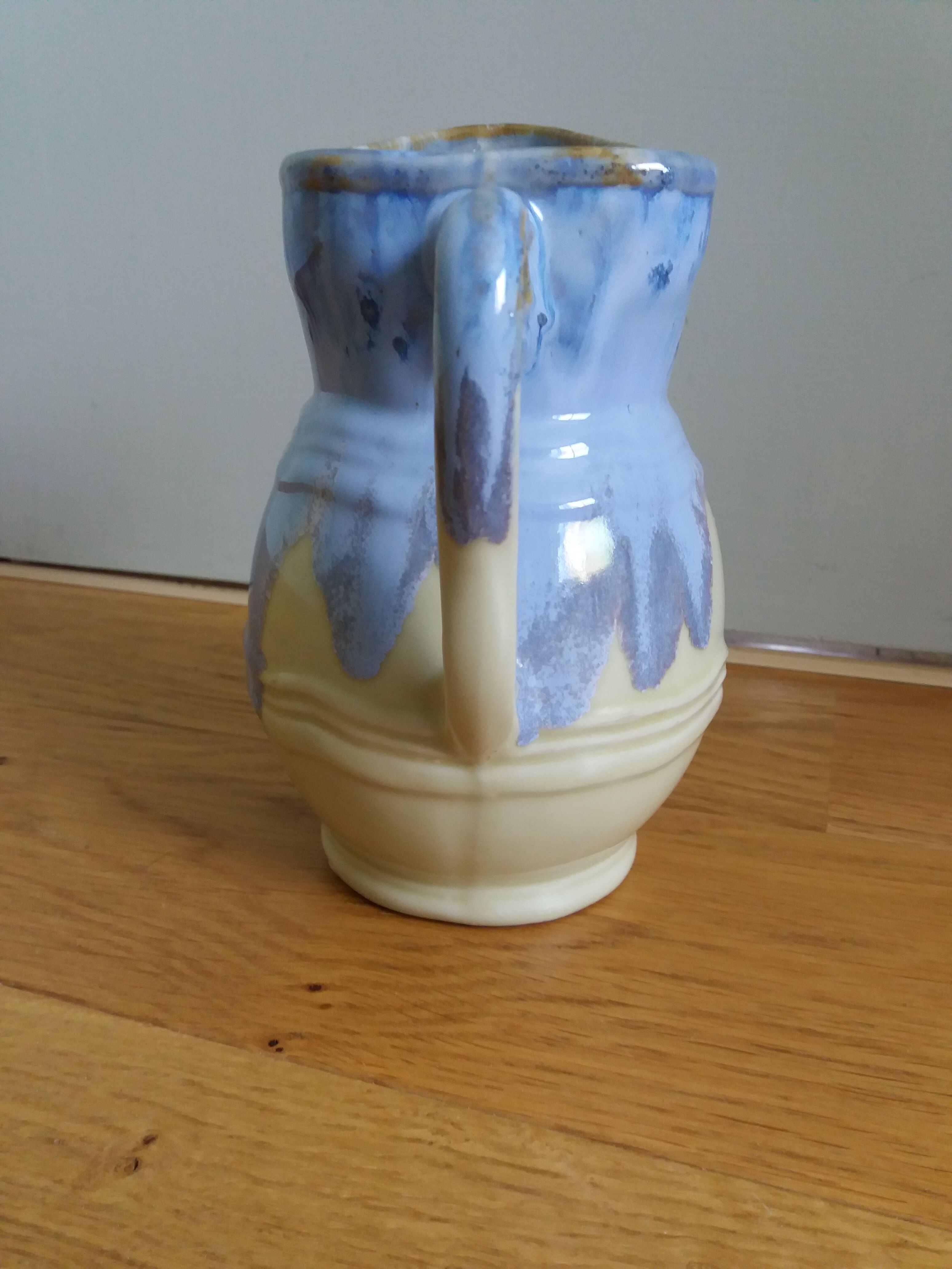 Pichet bleu pastel signé