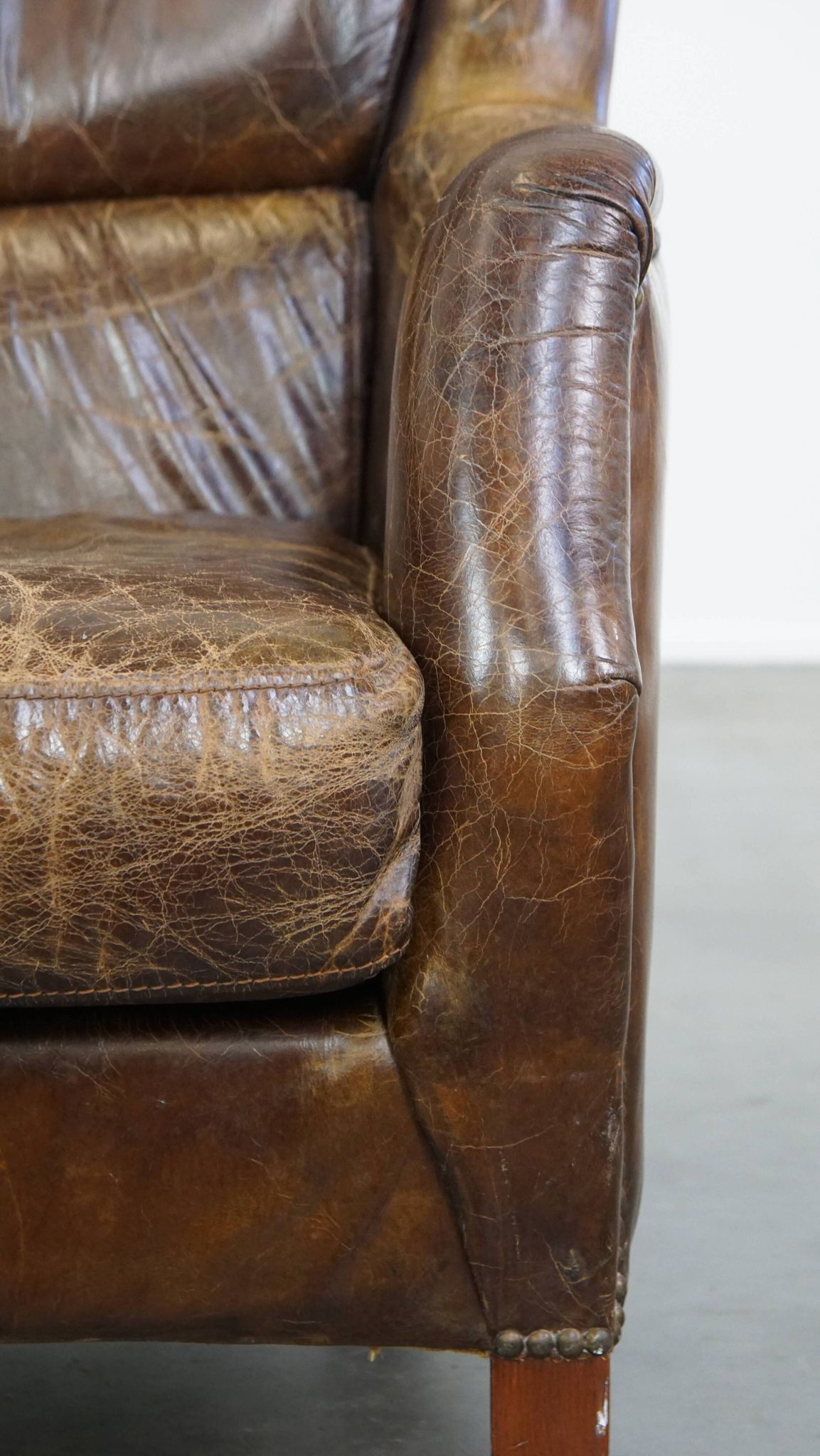 Fauteuil en cuir de vachette grainé au design intemporel