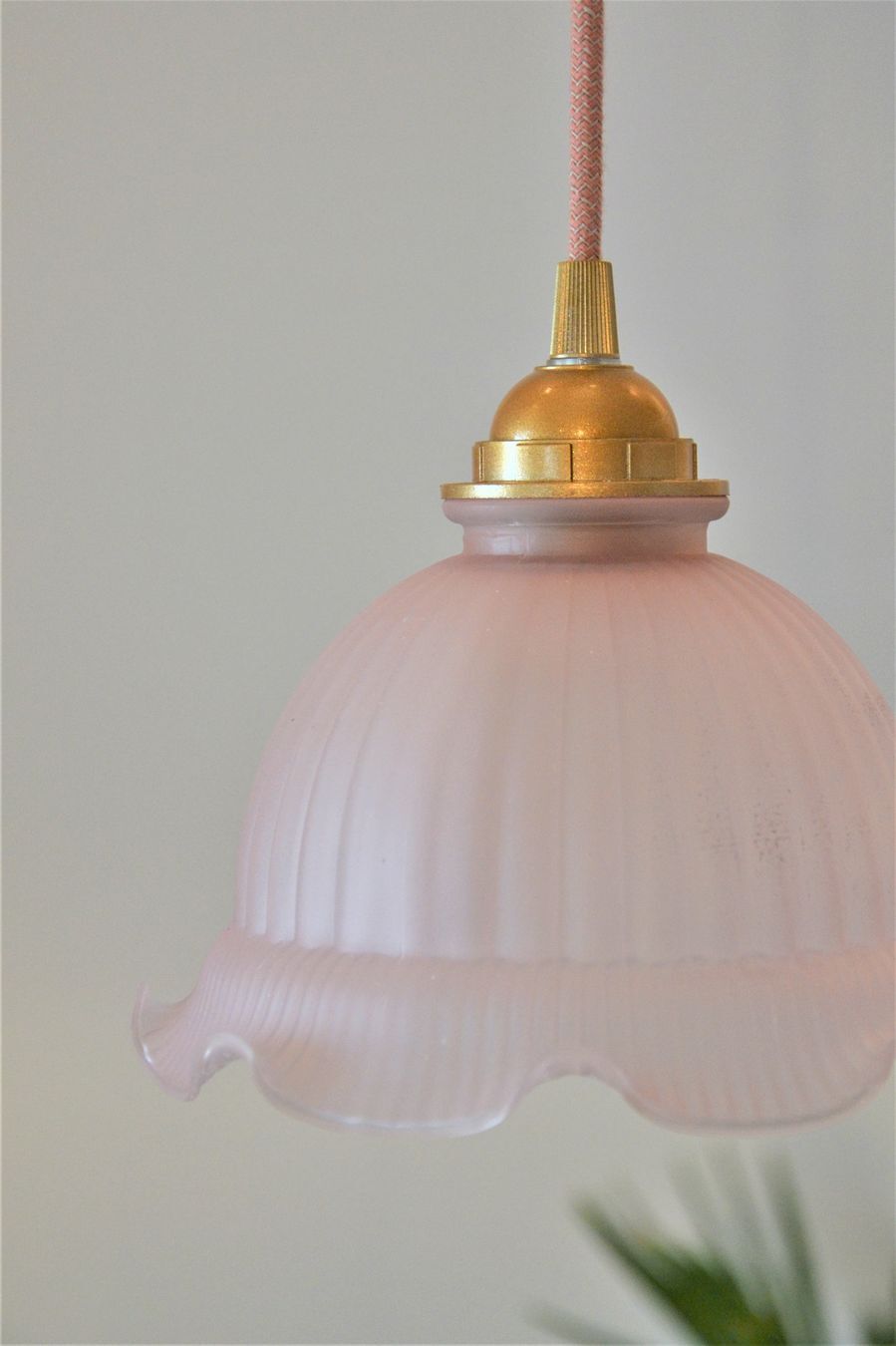 Walklight in curved glass – pink colors -