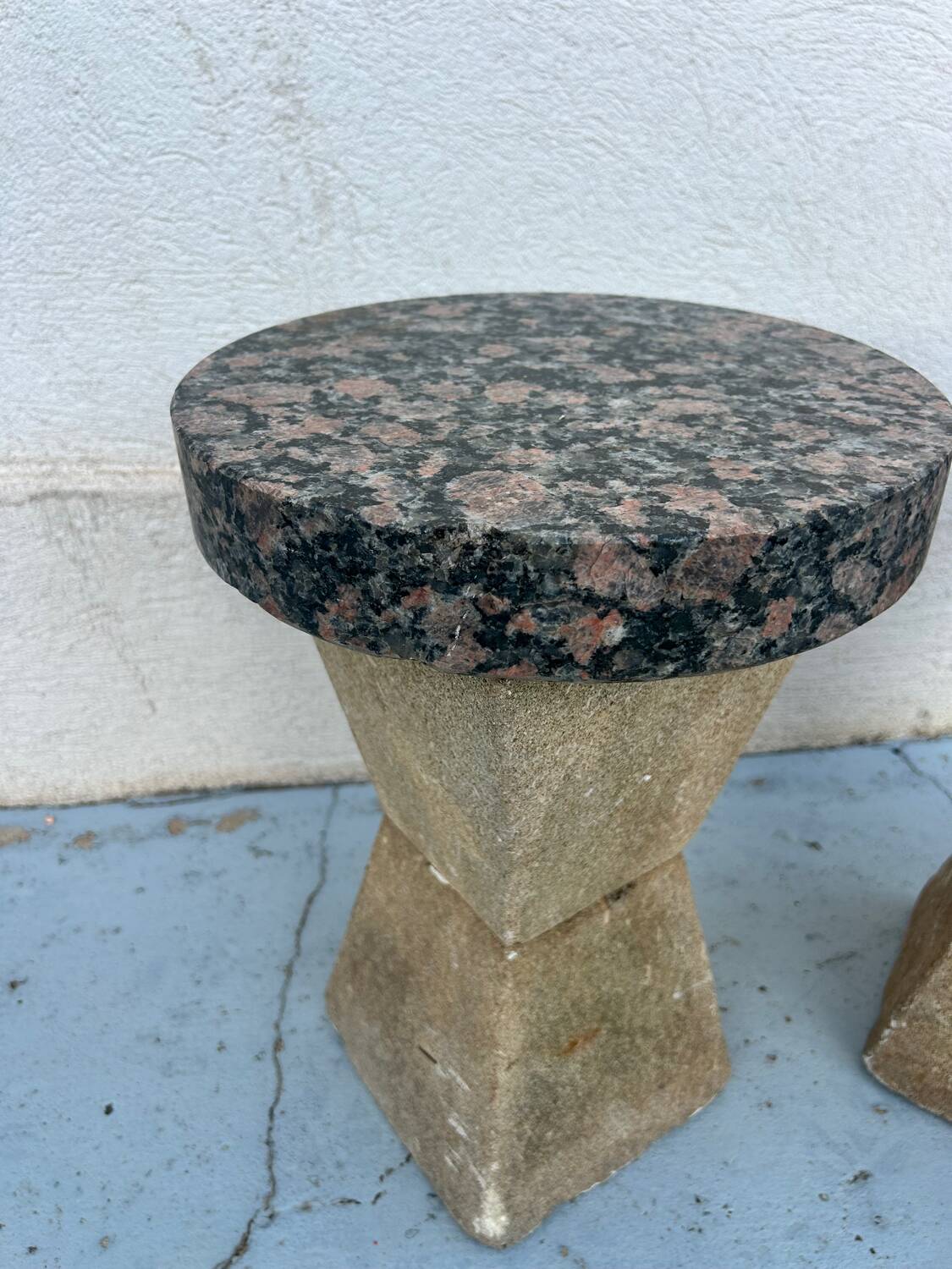 Paire de tables brutalistes en granit et pierre