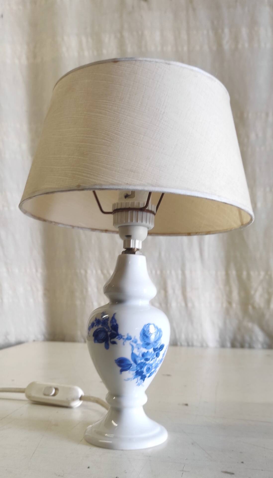 Table lamp in porcelain with painted floral decoration - mid 20th century