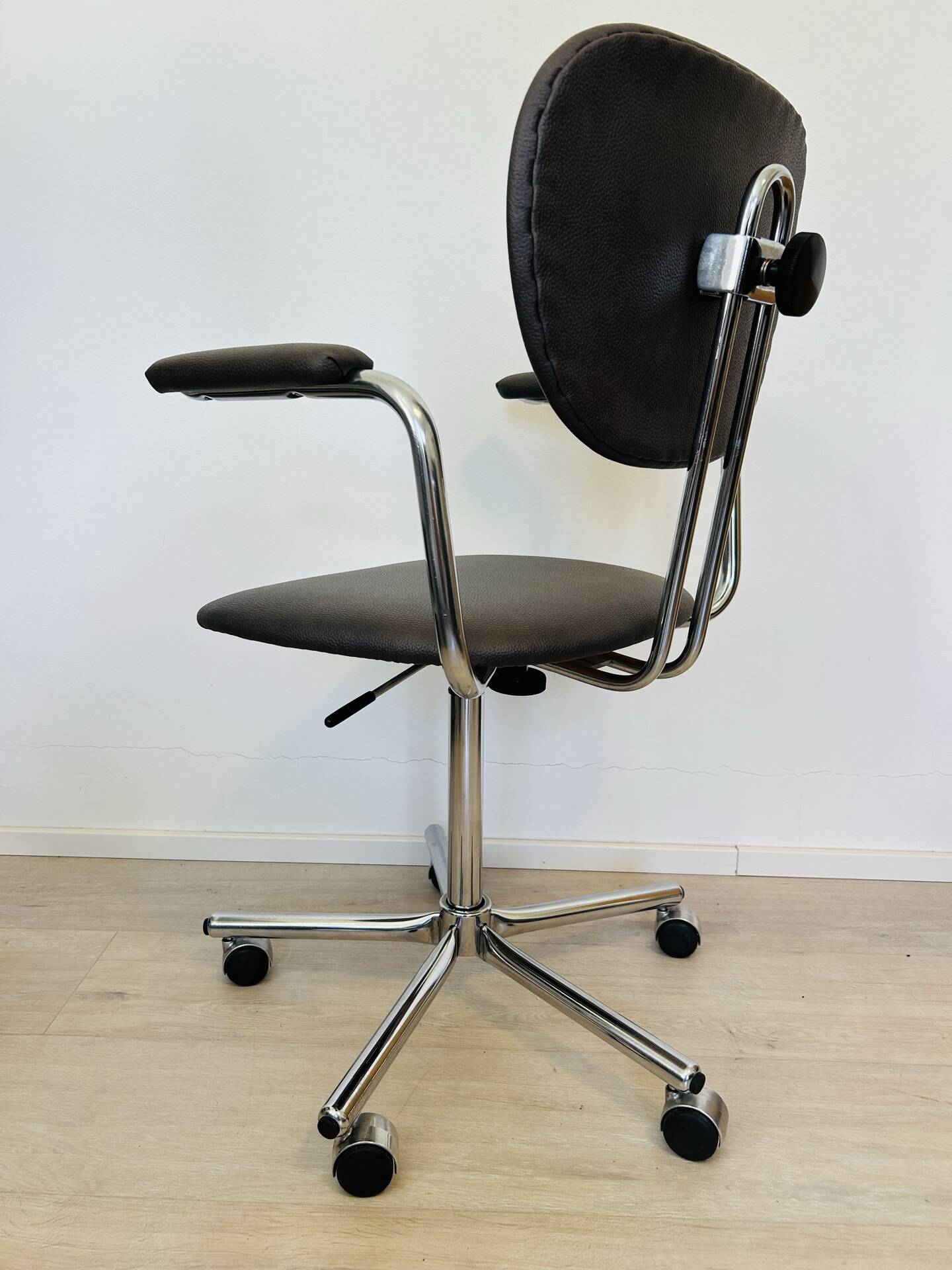 Vintage office chair fully restored by Kovona, 1980s.