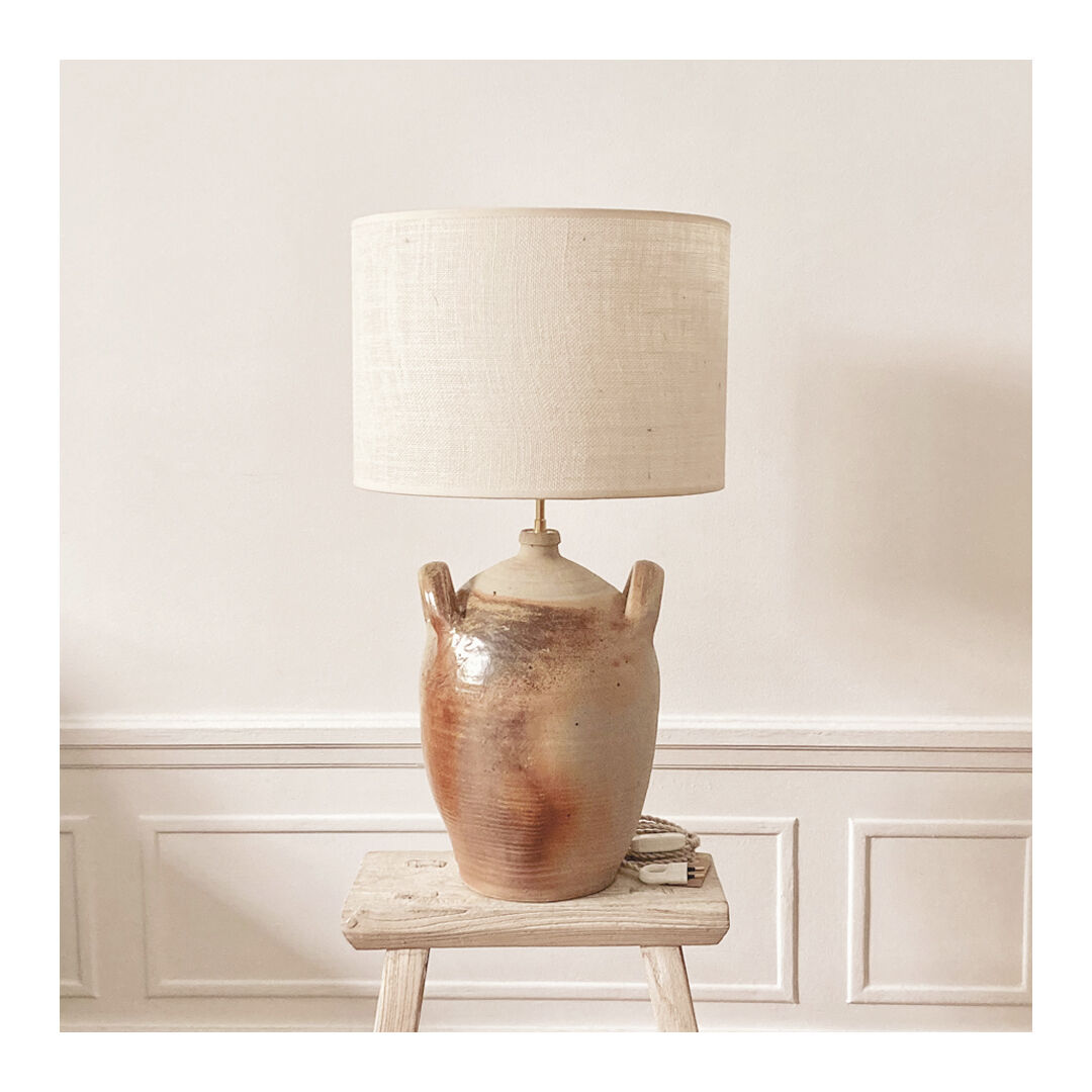 Jug lamp and ecru woven jute