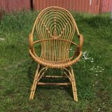 Fauteuil vintage en rotin de forme ovoïde.