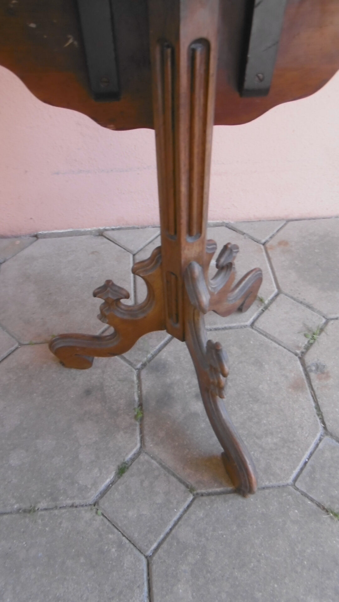 Gueridon table with folding top