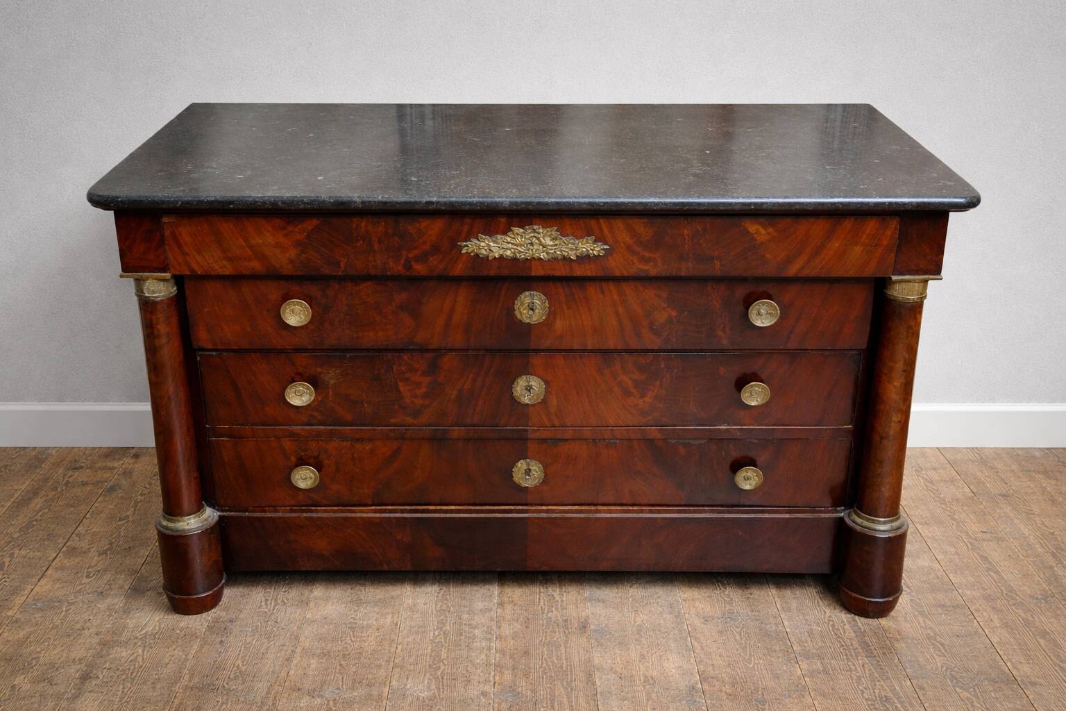 Empire period commode in flame mahogany – detached columns –