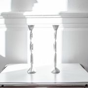 Paire de bougeoirs design par Matthew Hilton