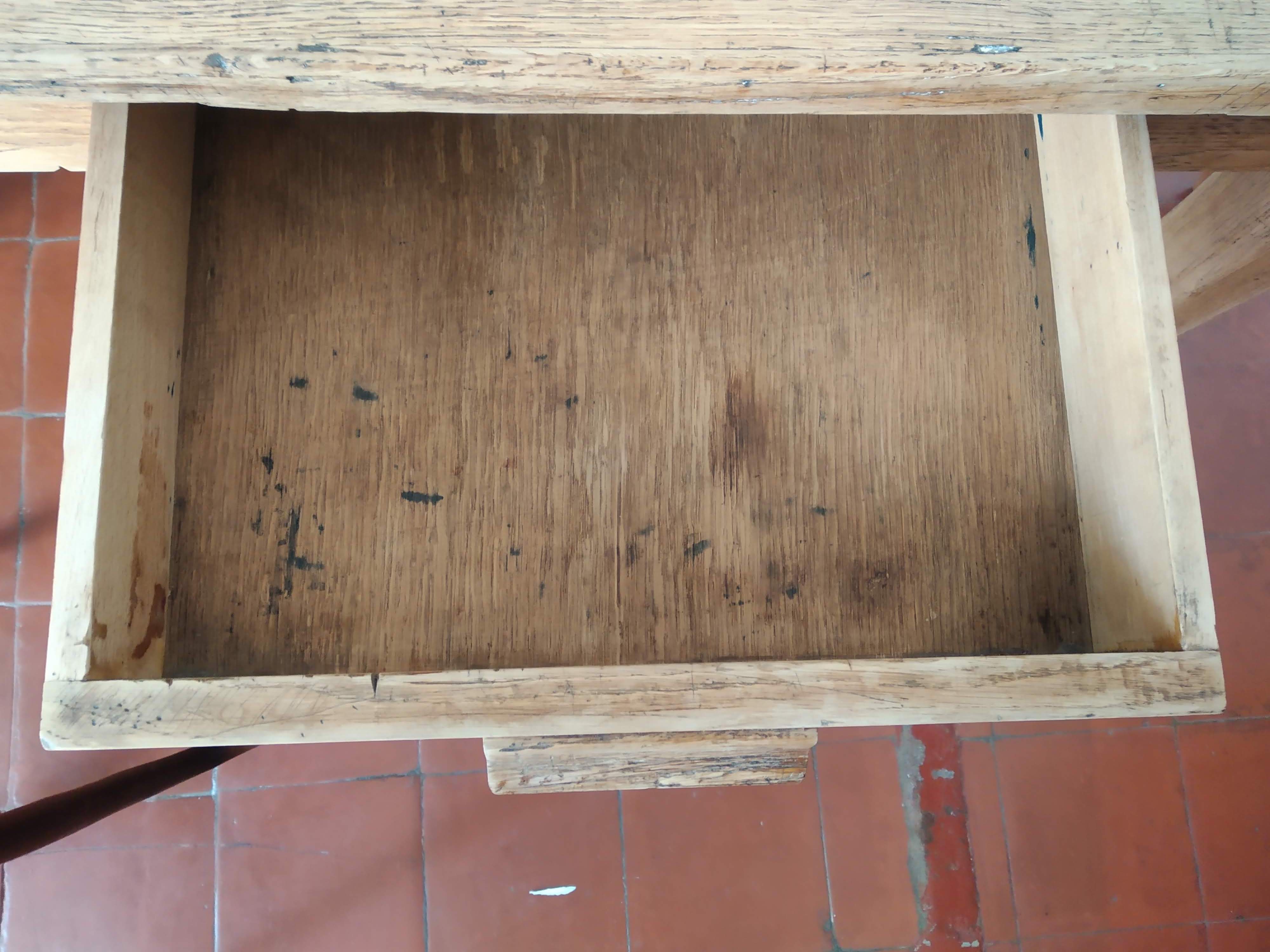 Antique oak table with 2 drawers