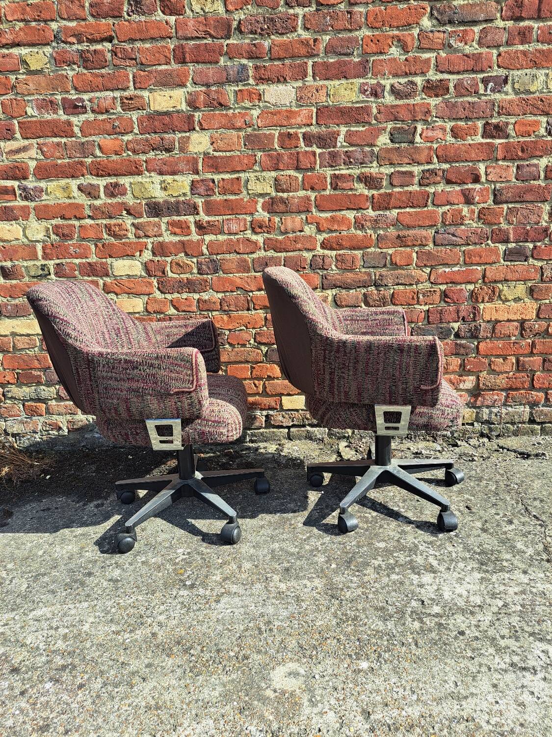 Set of 2 swivel office chairs from the 1970s.