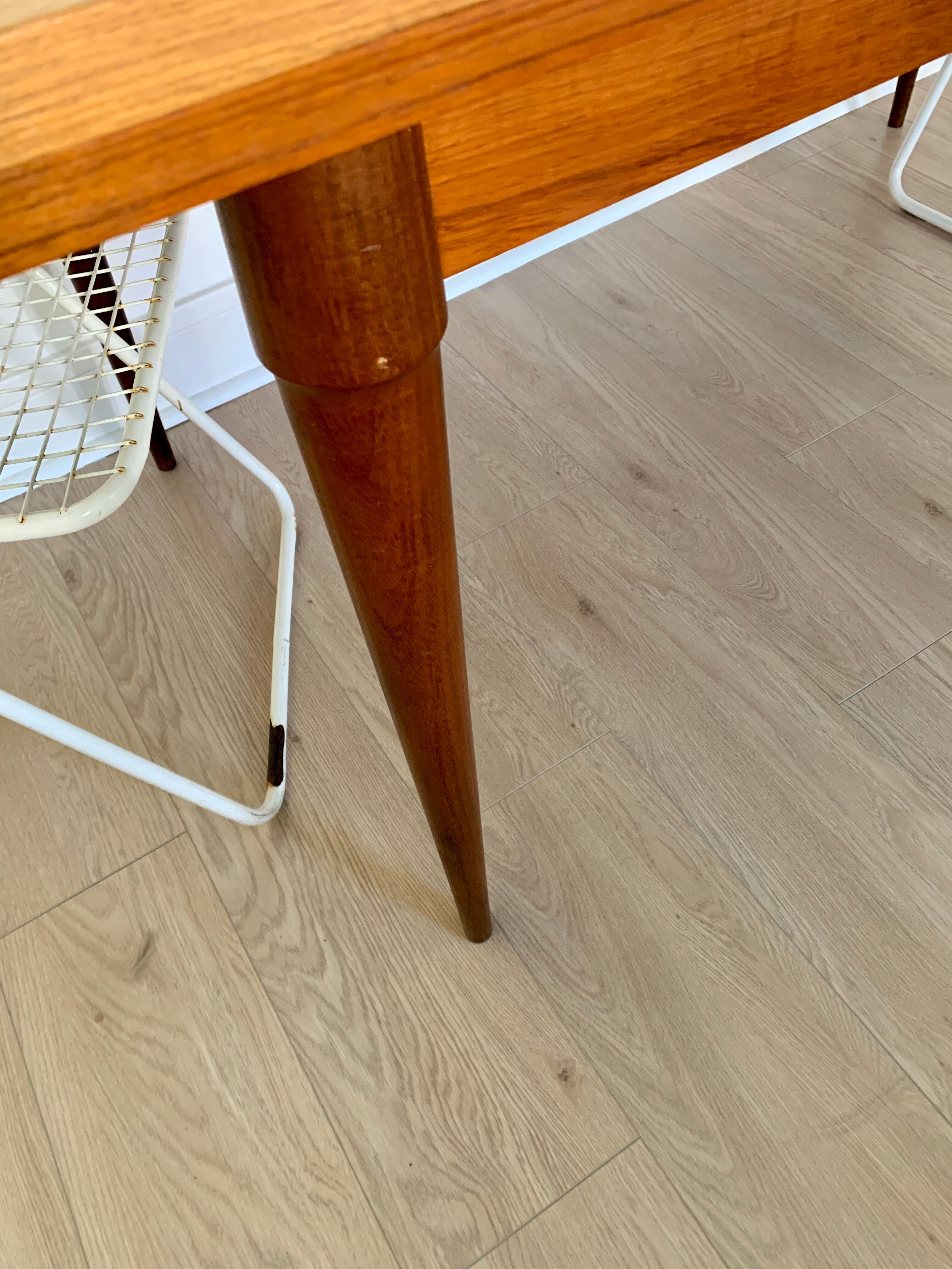 Expandable teak dining table