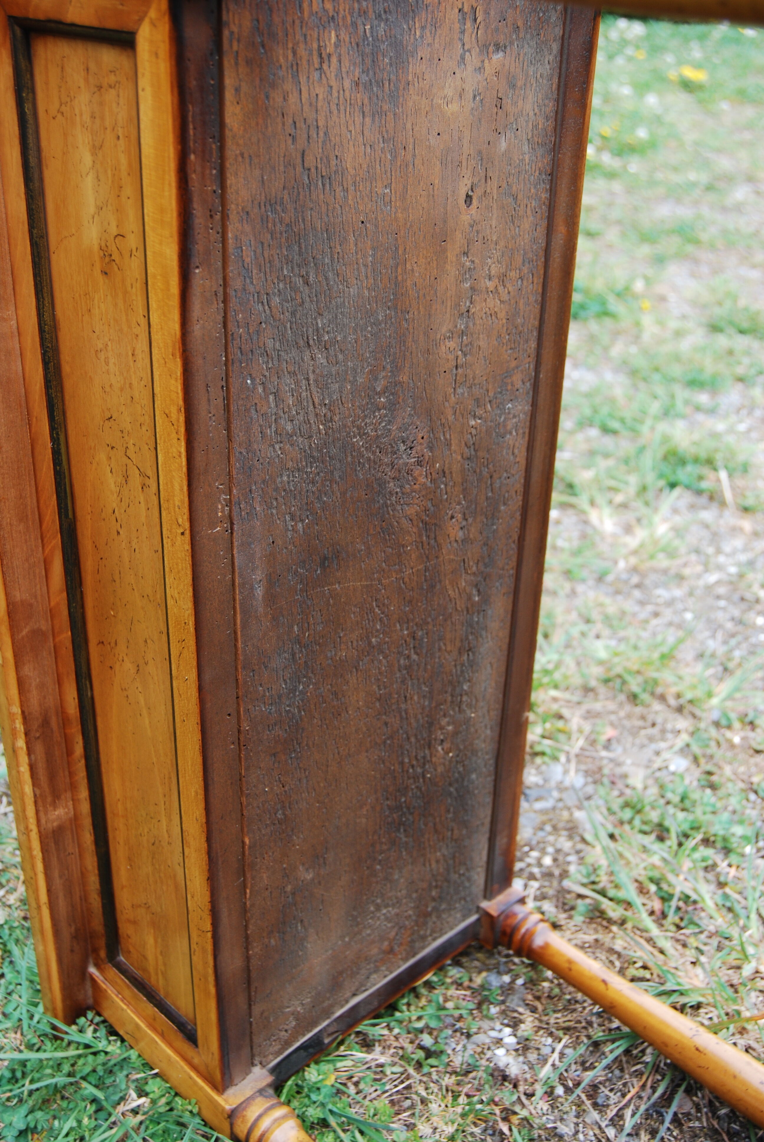 Executive-style indoor planter on feet