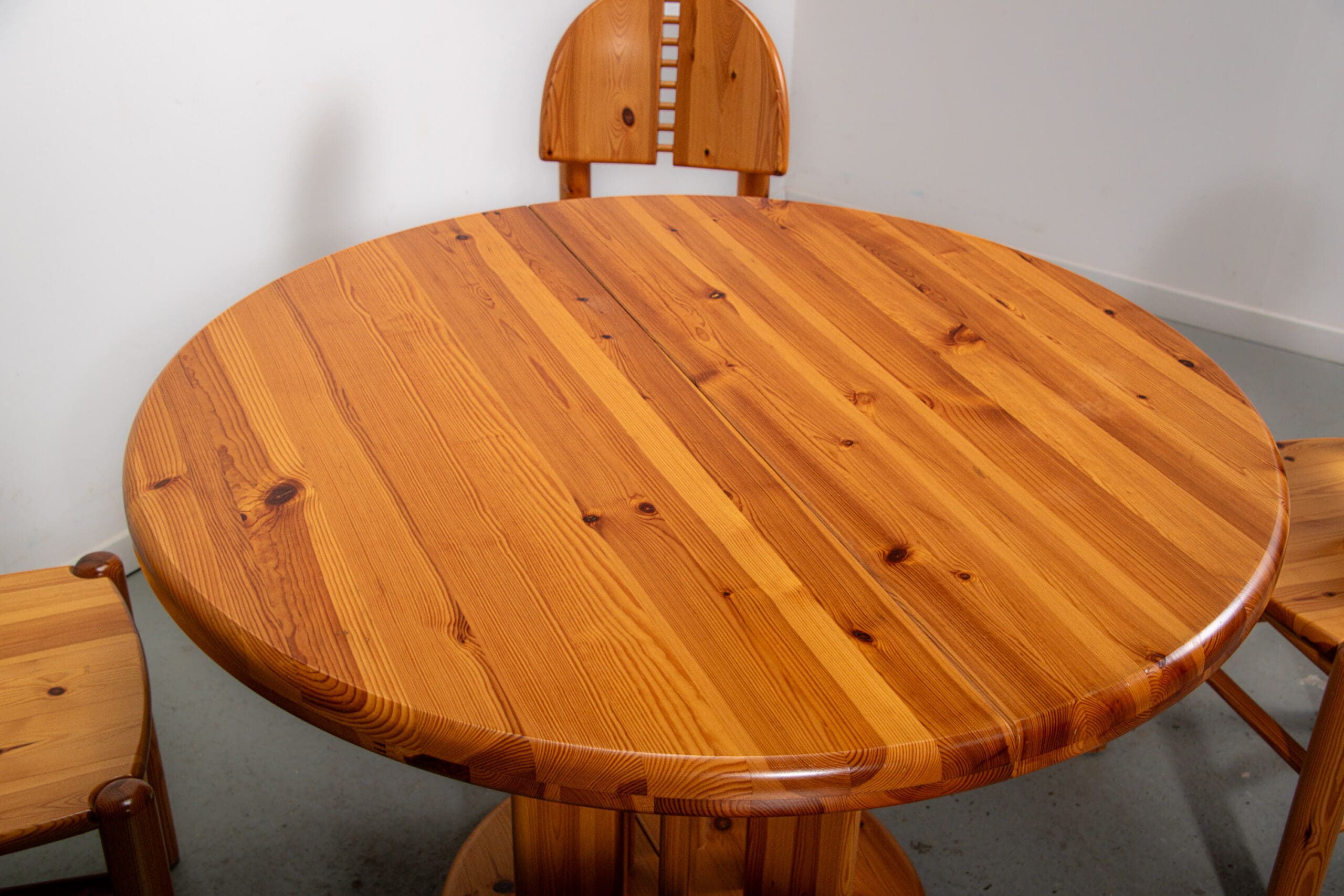 Ranier Daumiller dining room set with 4 chairs and round dining table