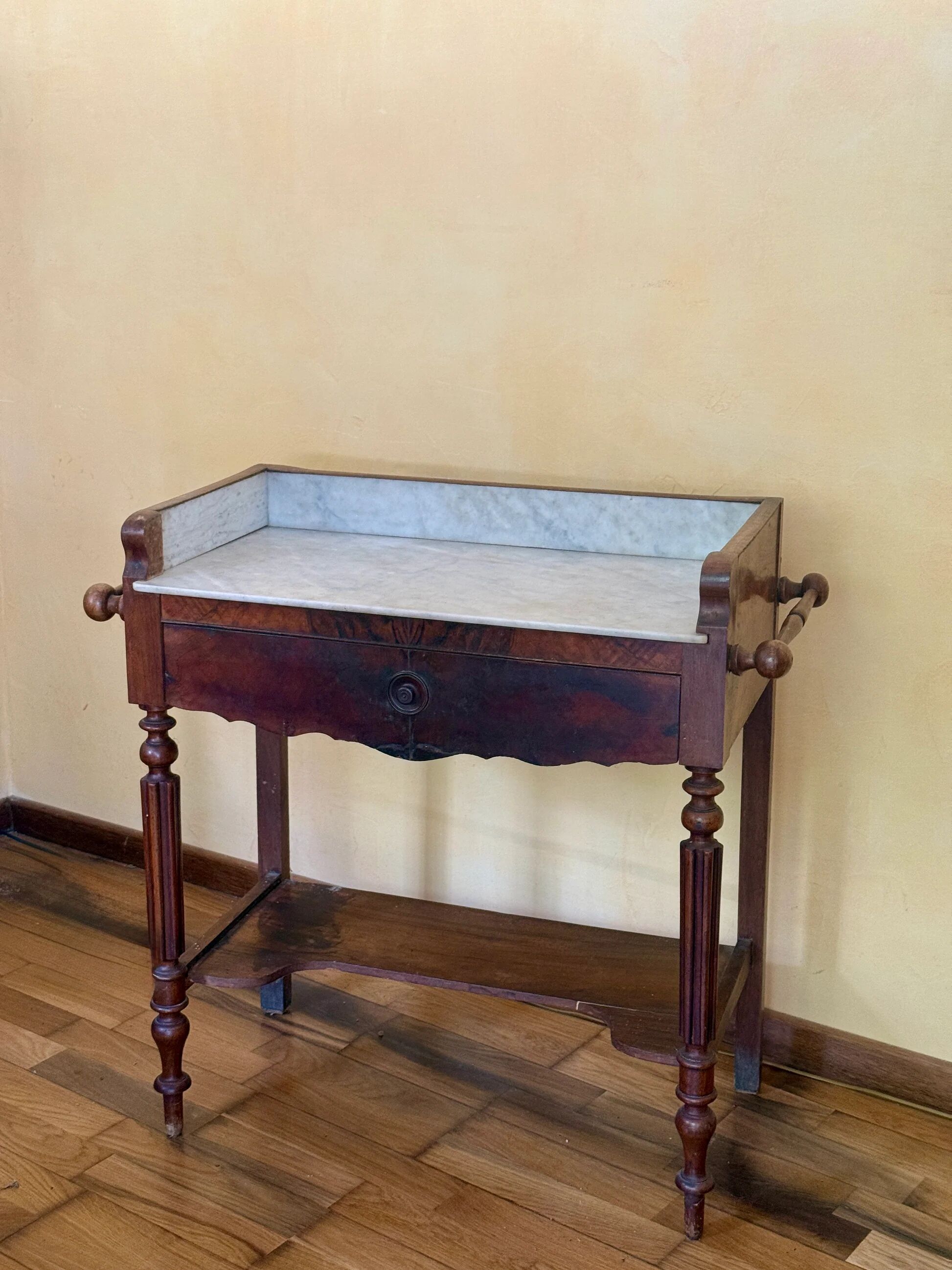 Bureau coiffeuse en bois et marbre